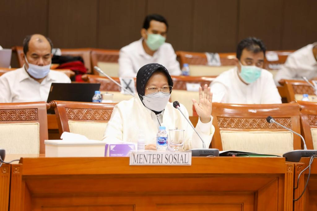Mensos RI Tri Rismaharini saat raker dengan DPR RI.