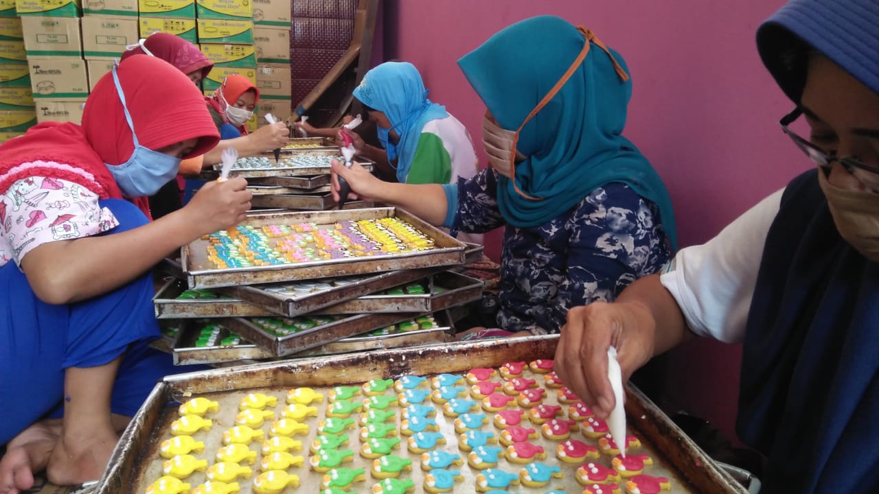 Pengrajin kue karakter di Tasikmalaya.