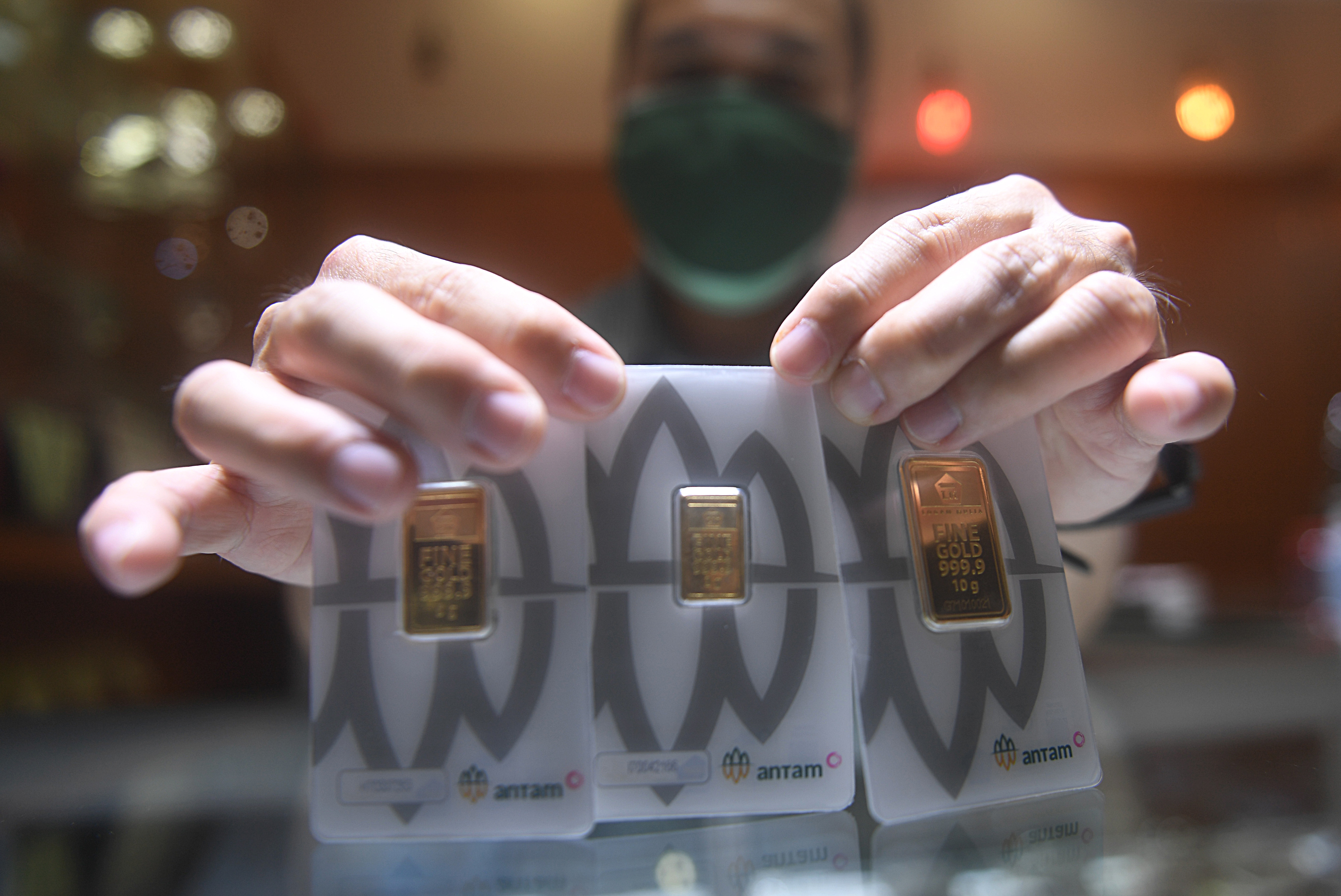 Harga Emas Mulai Turun Akibat Aksi Ambil Untung