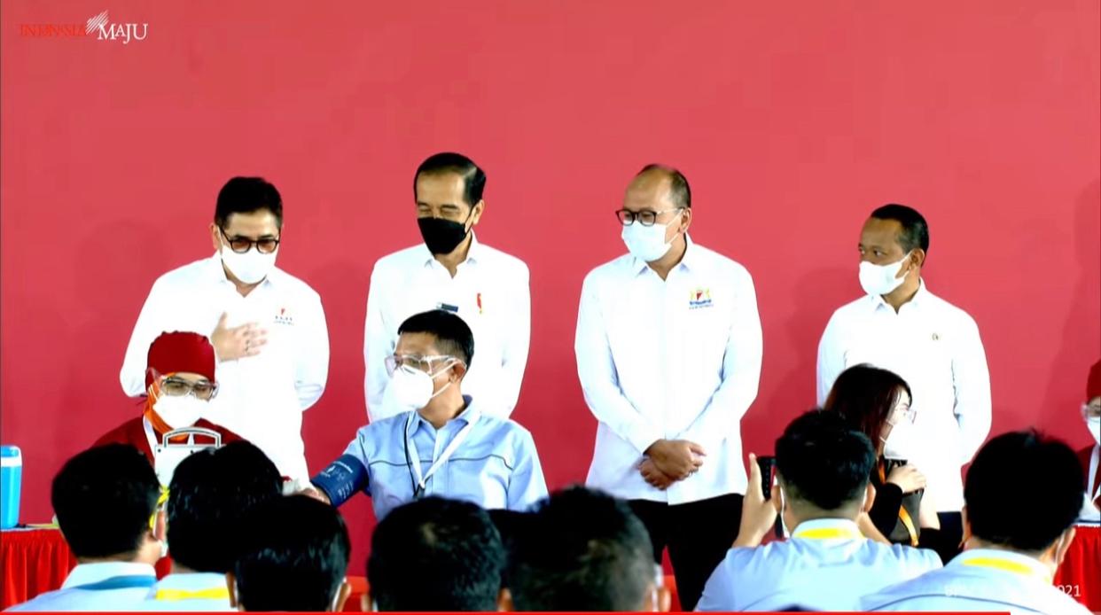 Presiden Joko Widodo memantau proses vaksinasi