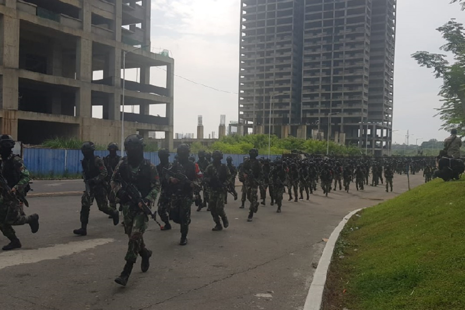 RATUSAN prajurit Kodam Jaya berlatih tempur di Kawasan Kota Meikarta, Selasa (18/5).