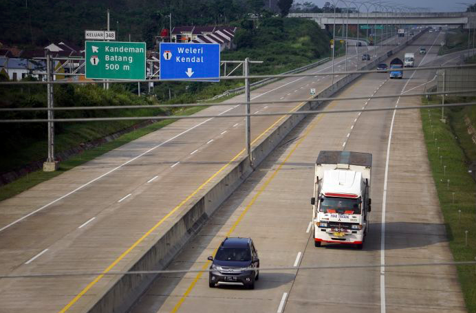 Sejumlah kendaraan melintas di jalan Tol Trans Jawa di Kandeman, Kabupaten Batang, Jawa Tengah, Selasa (11/5/2021).