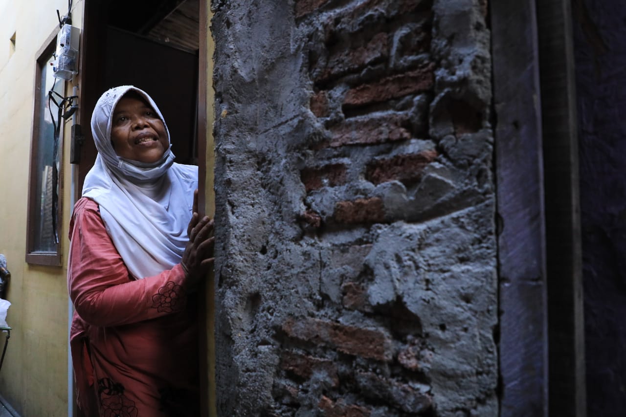 Mbah Katini,59, tersenyum bangga ketika mendapat bantuan saluran listrik gratis dari pemerintah. 