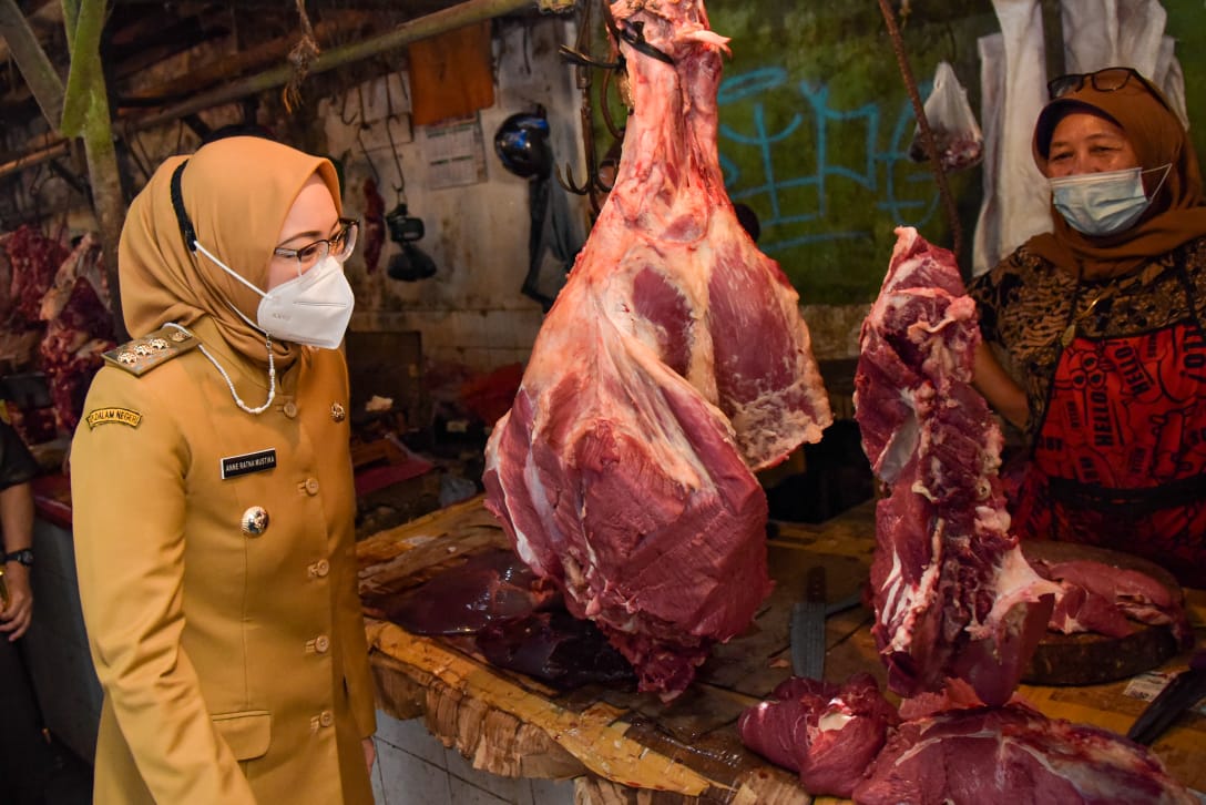  Bupati Purwakarta, Anne Ratna Mustika mengecek harga daging di tengah pelaksanaan operasi pasar murah di lima kecamatan. 