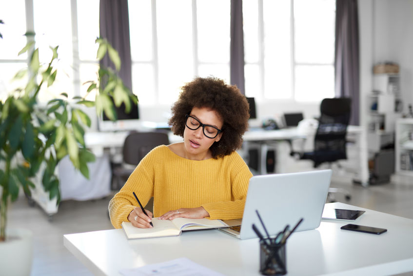 Posisi meja kerja bisa memengaruhi produktivitas kerja. 