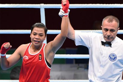 Huswatun Hasanah (kiri) petinju asal NTB setelah menang atas petinju Filipina di kejuaran Asian Elite Boxing Championships di Dubai.