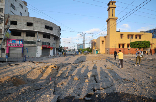 Wwarga Palestina berdiri di dekat menara al-sharouk di Gaza.