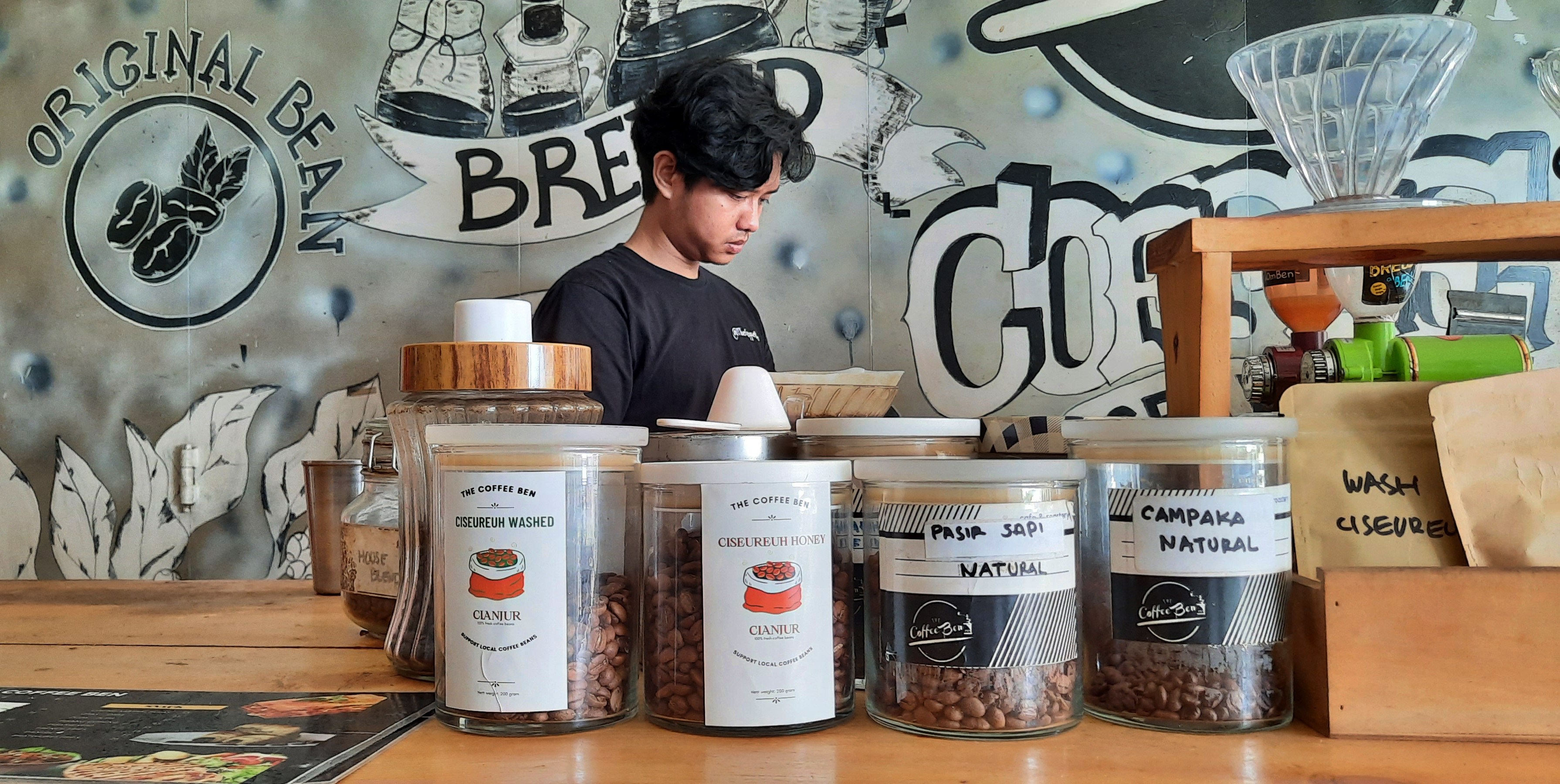Gerai Coffee Ben di Jalan KH Abdullah bin Nuh di Kabupaten Cianjur, Jawa Barat.