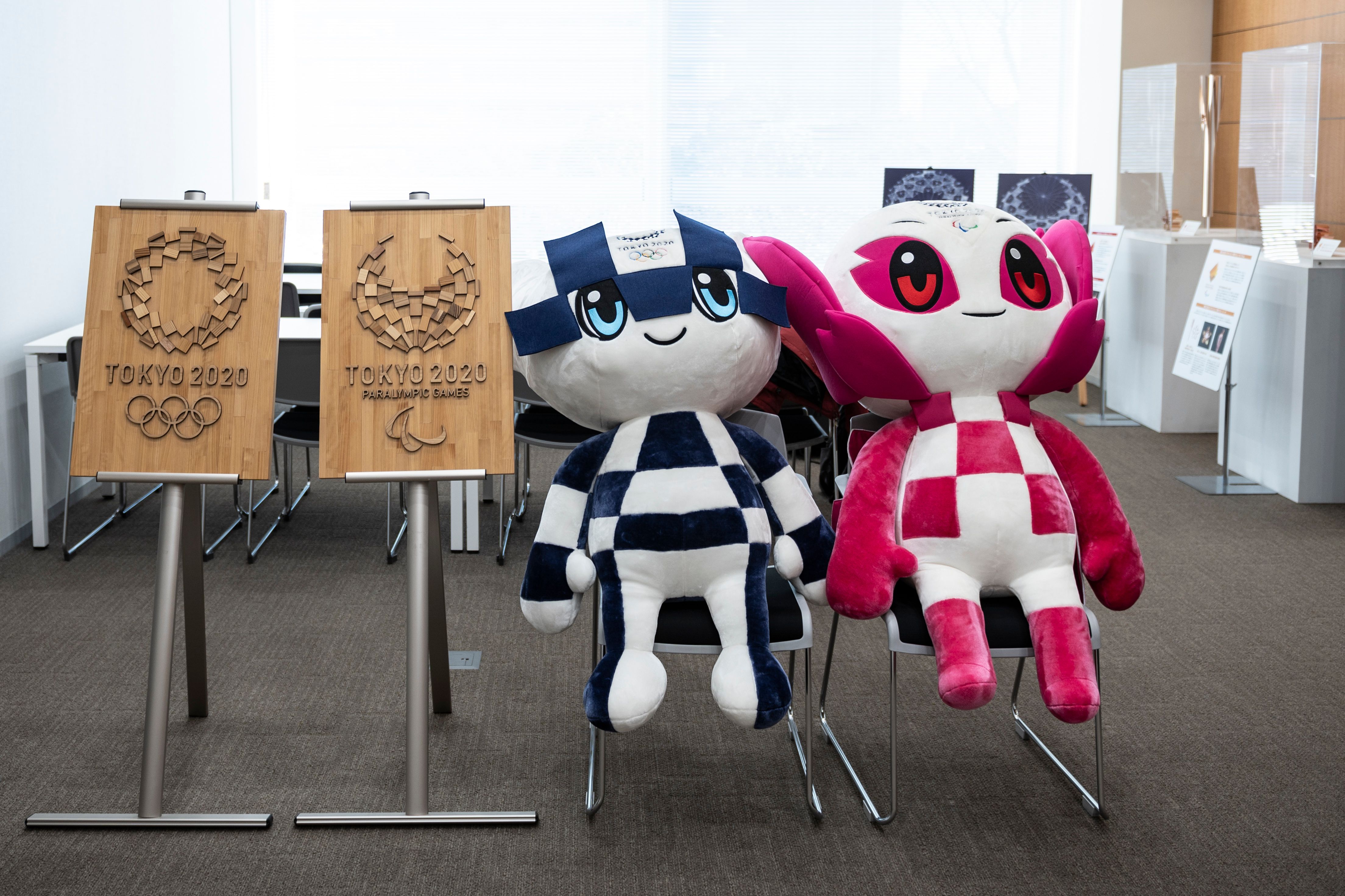 Miraitowa (kiri) dan Someity (kanan) sebagai maskot untuk Olimpiade dan Paralimpiade Tokyo 2020.