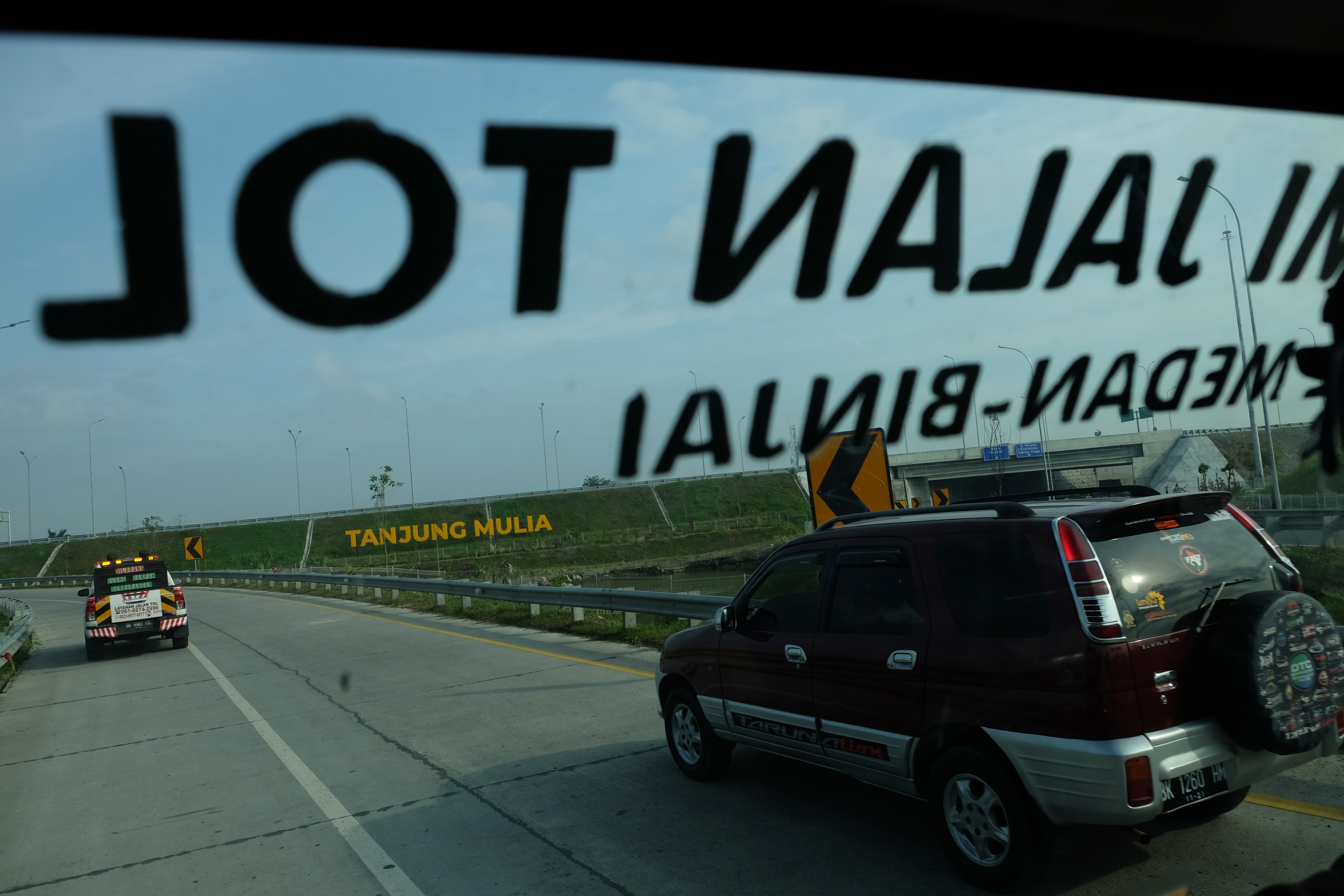 Pengendara melintas di ruas jalan Tol Medan-Binjai Seksi I saat pengoperasian perdana.