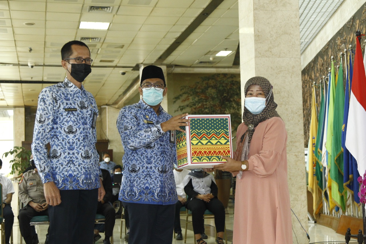 Korpri Sekjen Dewan Perwakilan Daerah (DPD) RI menyerahkan bingkisan sembako kepada seluruh ASN dan staf di lingkungan Setjen DPD RI..