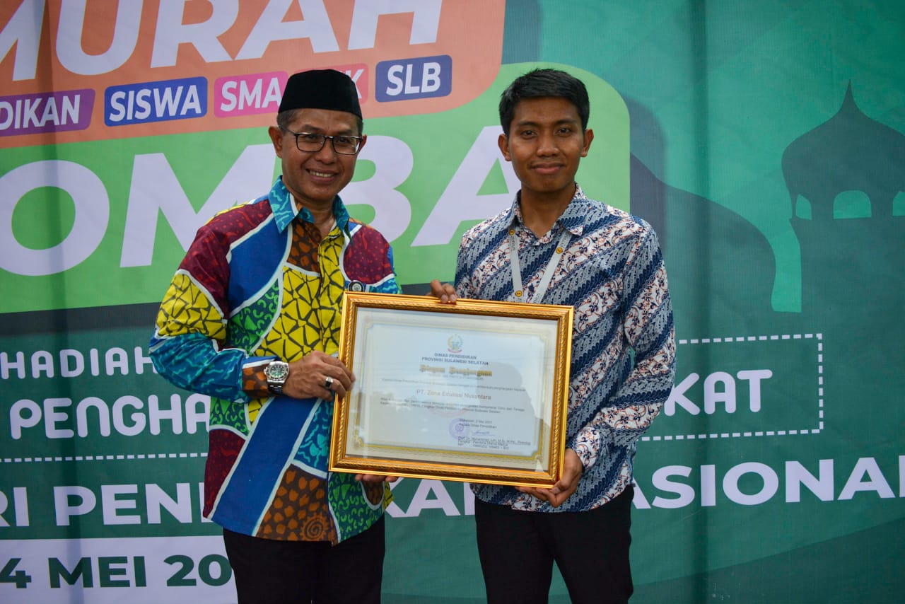  Dinas Pendidikan Provinsi Sulawesi Selatan memberi penghargaan kepada perusahaan edukasi berbasis teknologi, Zenius.  