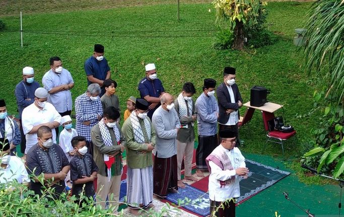 Anies Salat Id di Rumah Pribadi