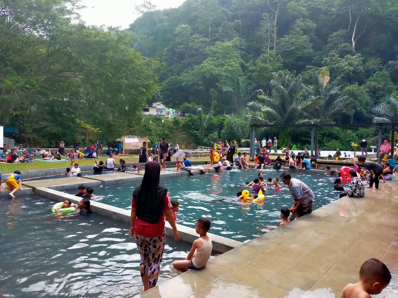 Warga mengunjungi kawasan wisata di Kabupaten Tasikmalaya. Kini Pemkab Tasikmalaya menutup kawasan wisata selama dua hari saat weekend.