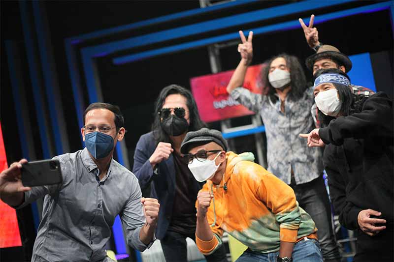 Mendikbud Nadiem Makarim bersama Slank. 