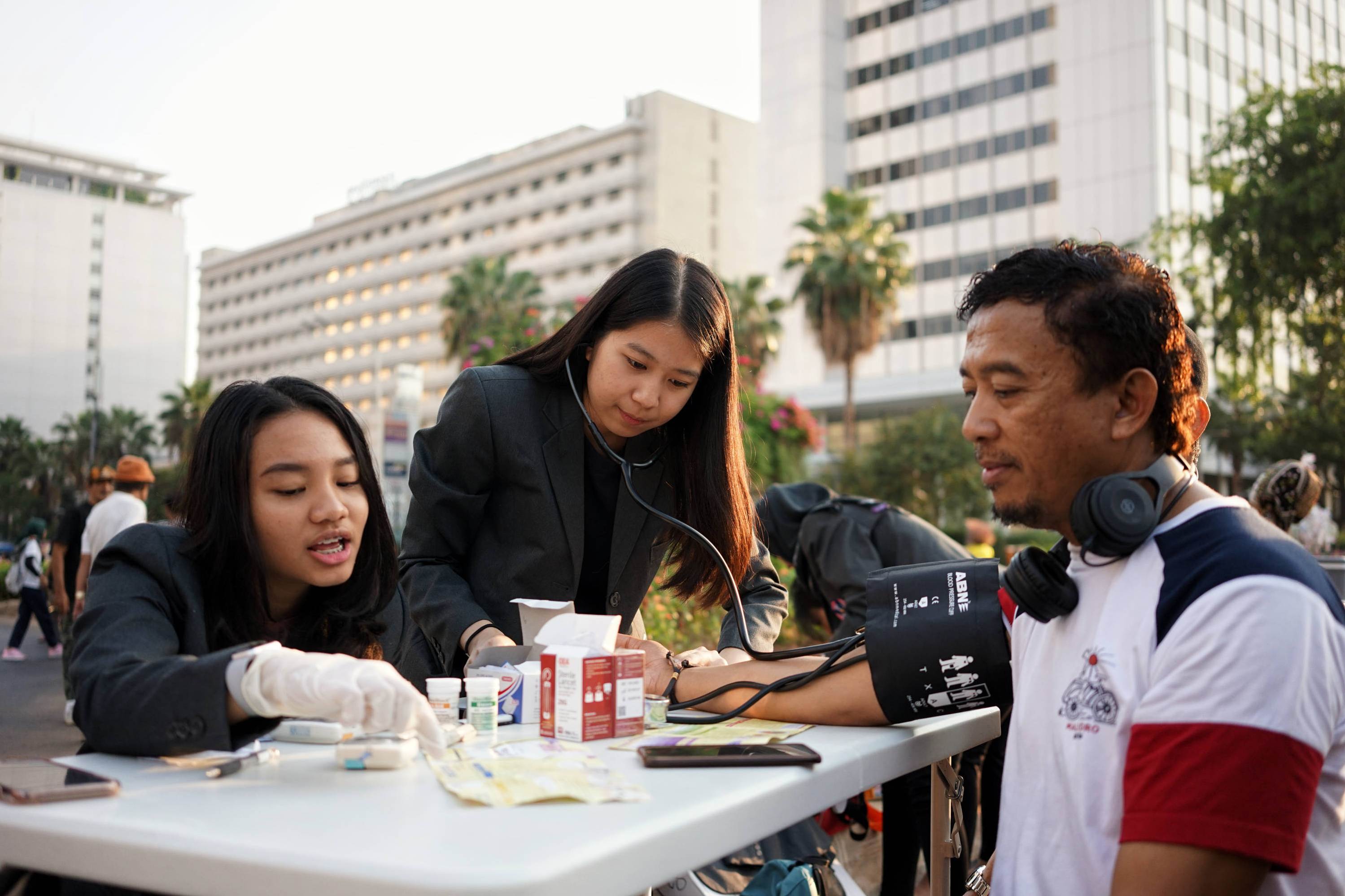 Para mahasiswa yang tergabung dalam Asian Medical Students Association Universitas Pelita Harapan sedang melayani cek tekanan darah gratis.