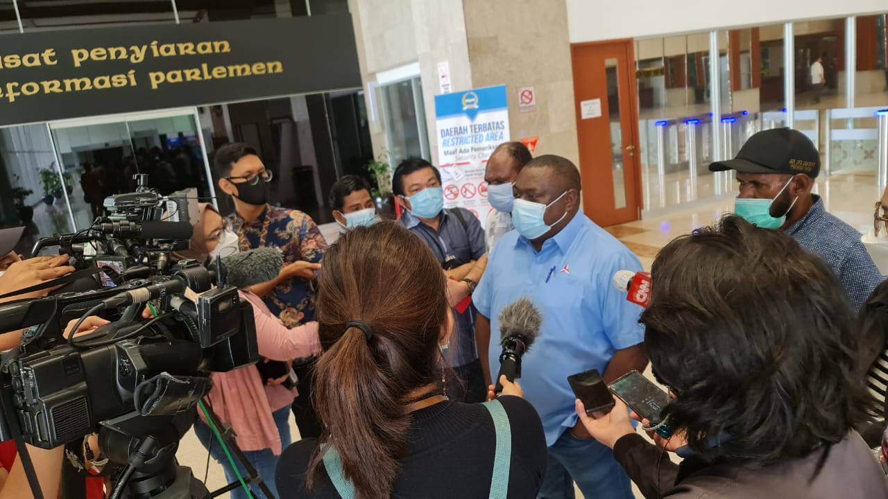 Anggota DPR Papua Boy Markus Dawir (baju biru)