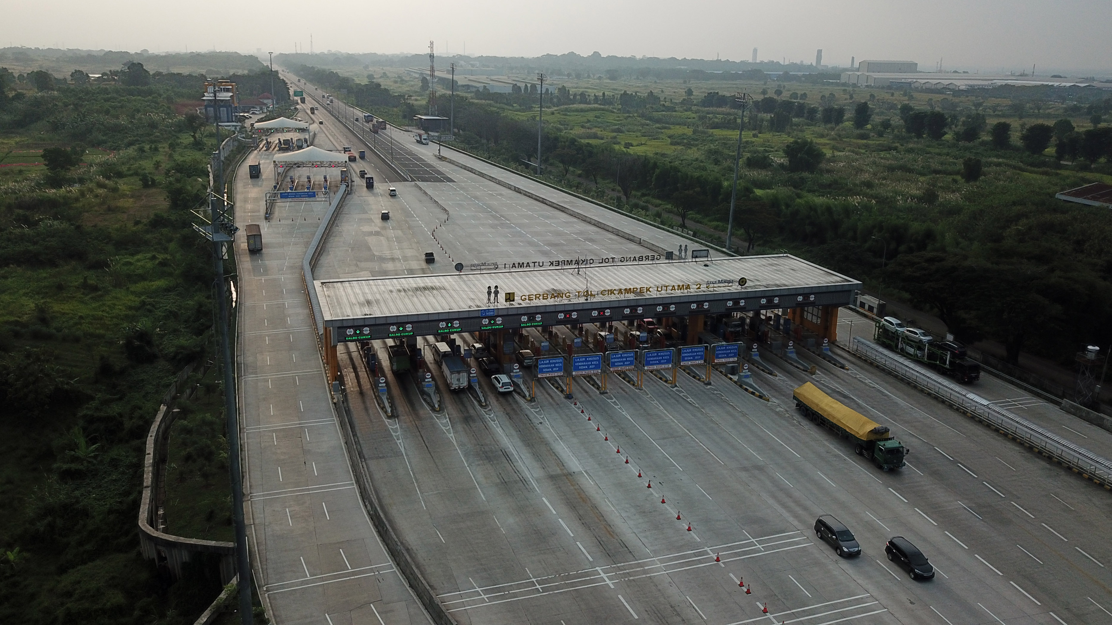 Foto udara susana sepi di pintu Tol Cikampek Utama 2, Cikampek, Jawa Barat, Jumat (7/5/2021). 