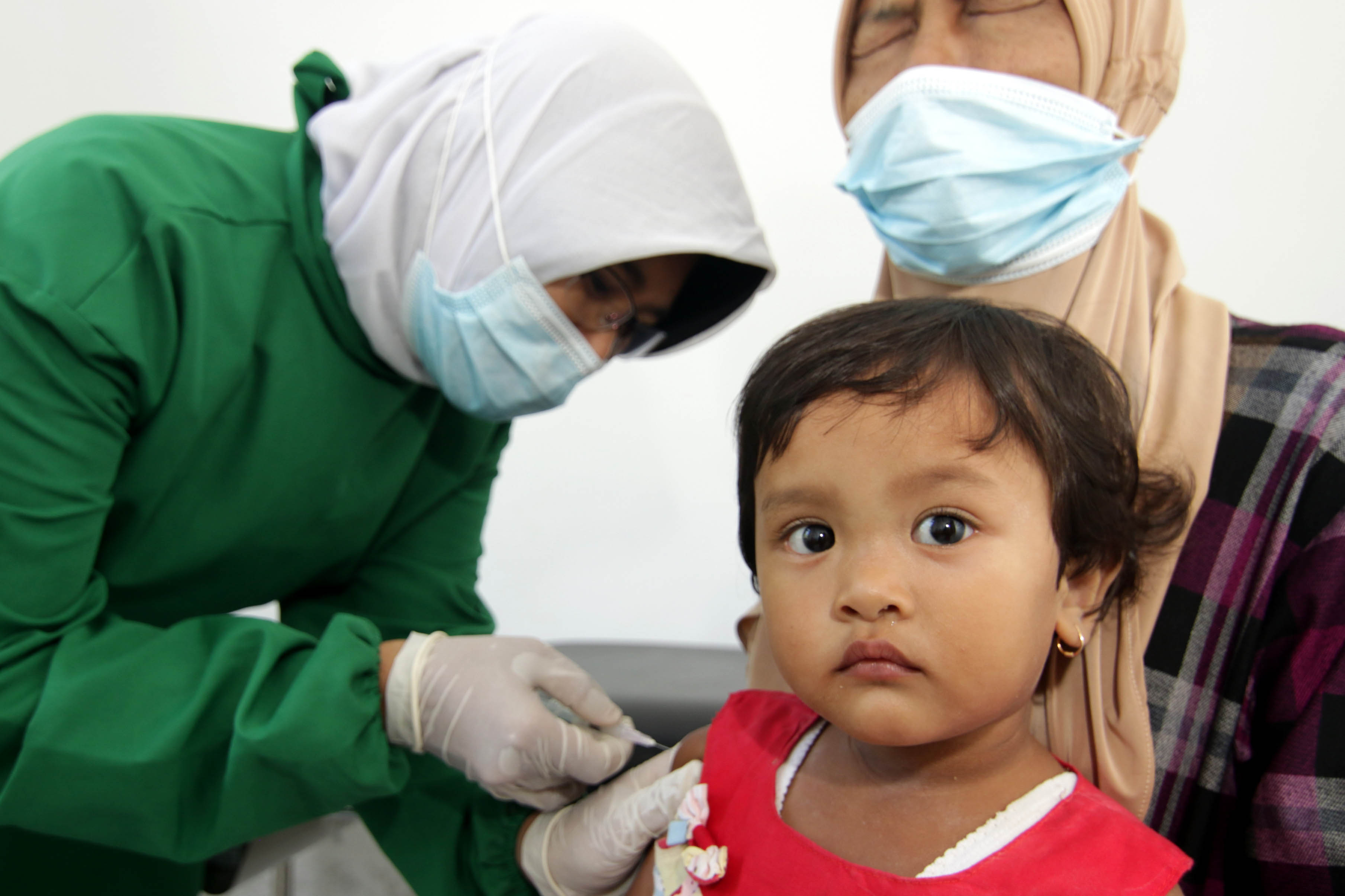 Seorang anak mendapatkan suntikan vaksin DPT (difteri, pertusis, dan tetanus) di Puskesmas Pembantu Desa Bomo, Banyuwangi, Jawa Timur.