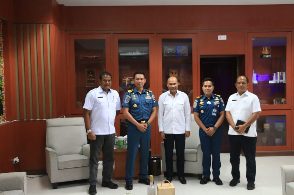 Pejabat baru Kepala Kantor Kesyahbandaraan dan Otoritas Pelabuhan (KSOP) Kelas III Kupang, Mayor Marinir Sandi Varikta bertemu Gubernur NTT 