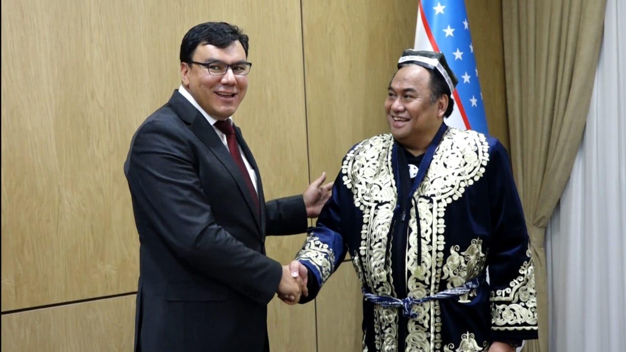  Wakil Ketua DPR RI  Rachmat Gobel (kanan) bersama Deputy Perdana Menteri Uzbekistan Aziz Abdukhakimov