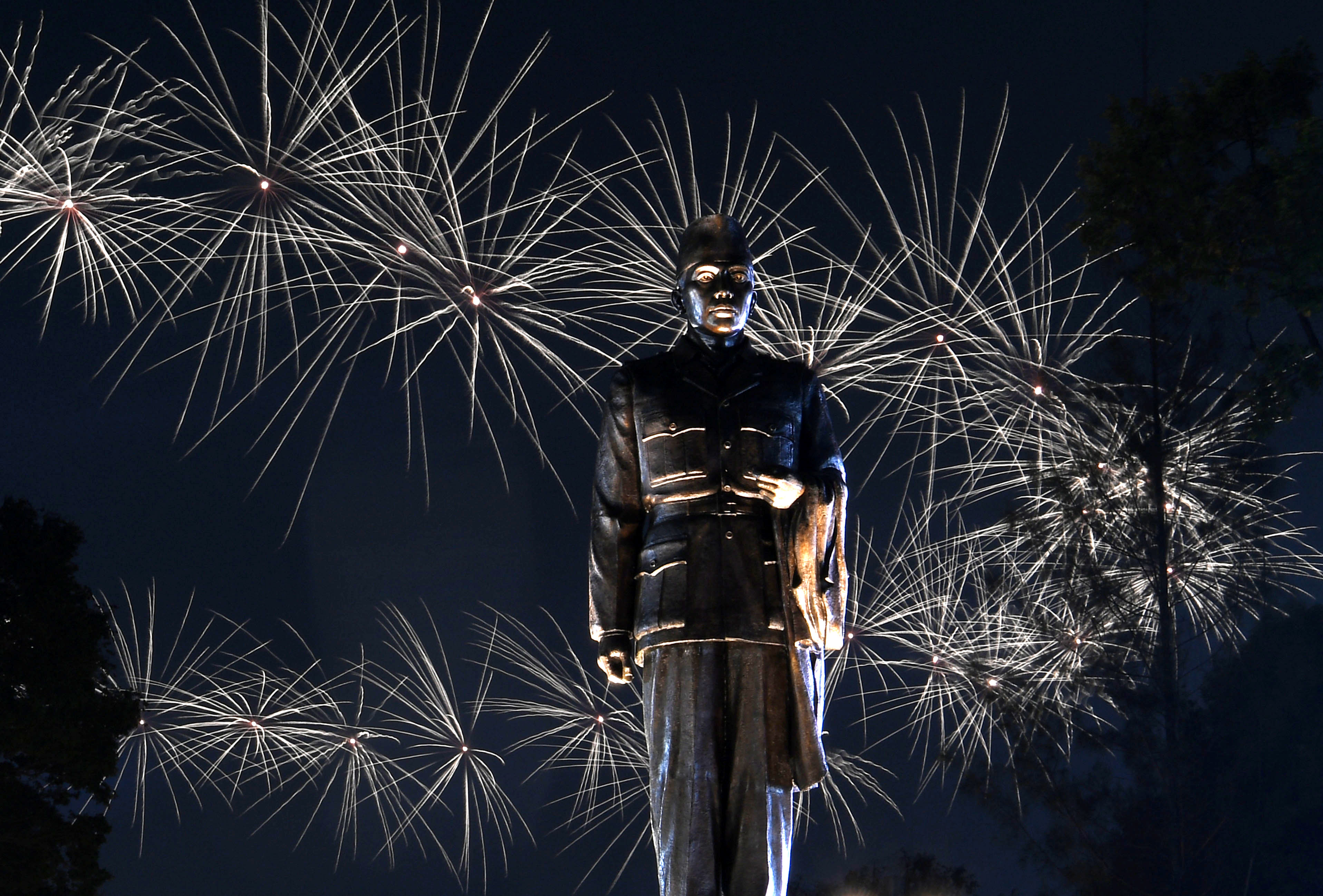 Patung Presiden Pertama RI Ir. Soekarno di kawasan Gelora Bung Karno