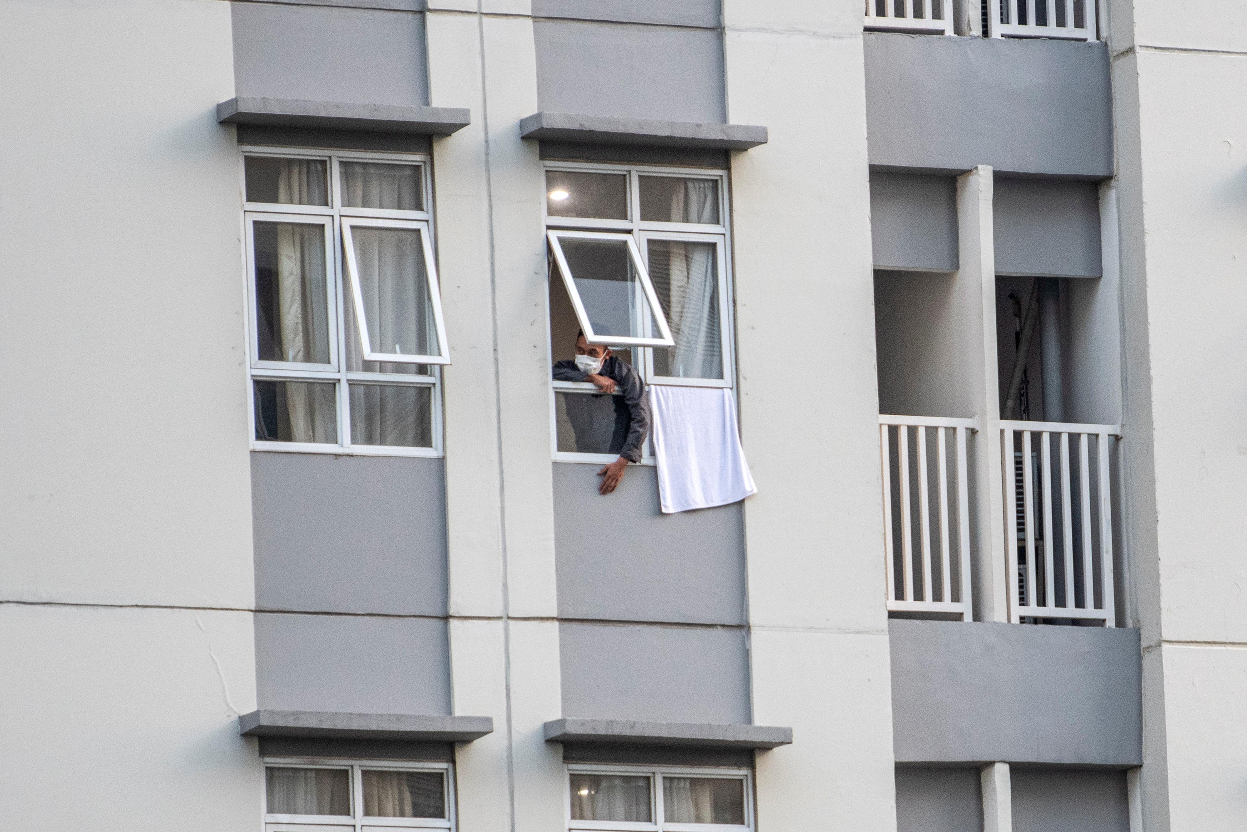 Pasien positif covid-19 berada di jendela salah satu tower di Rumah Sakit Wisma Atlet, Kemayoran, Jakarta, Rabu (26/5).