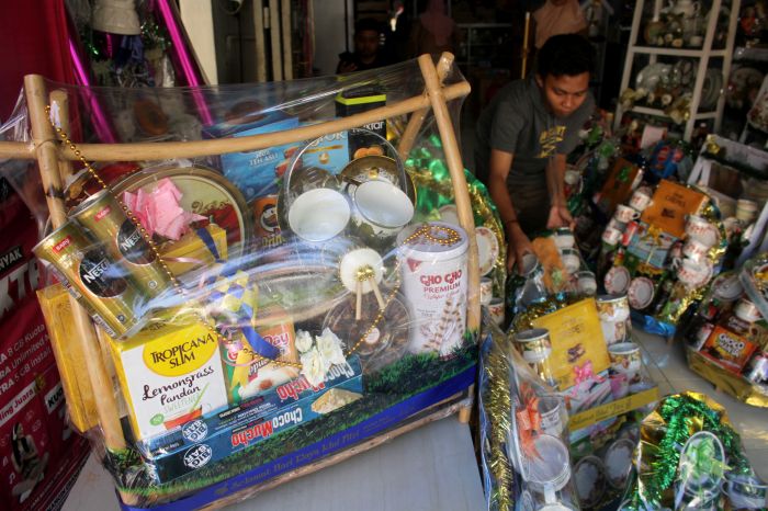 Karyawan menyusun parsel yang dijual di salah satu toko di Makassar, Sulawesi Selatan. 