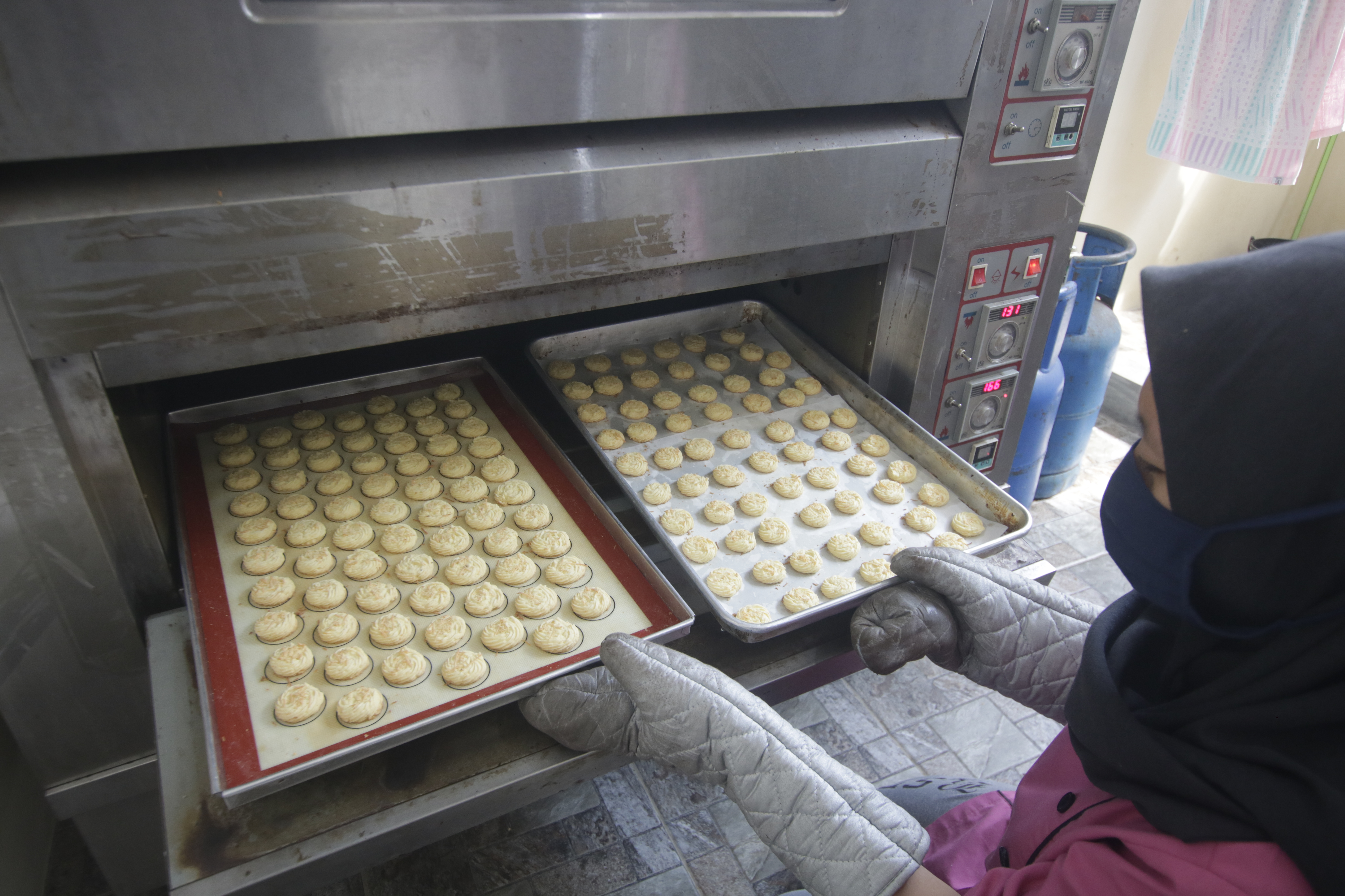 Perajin kue kering Kota Tasikmalaya, Jawa  Barat kebanjiran pesanan pada Lebaran 2021.