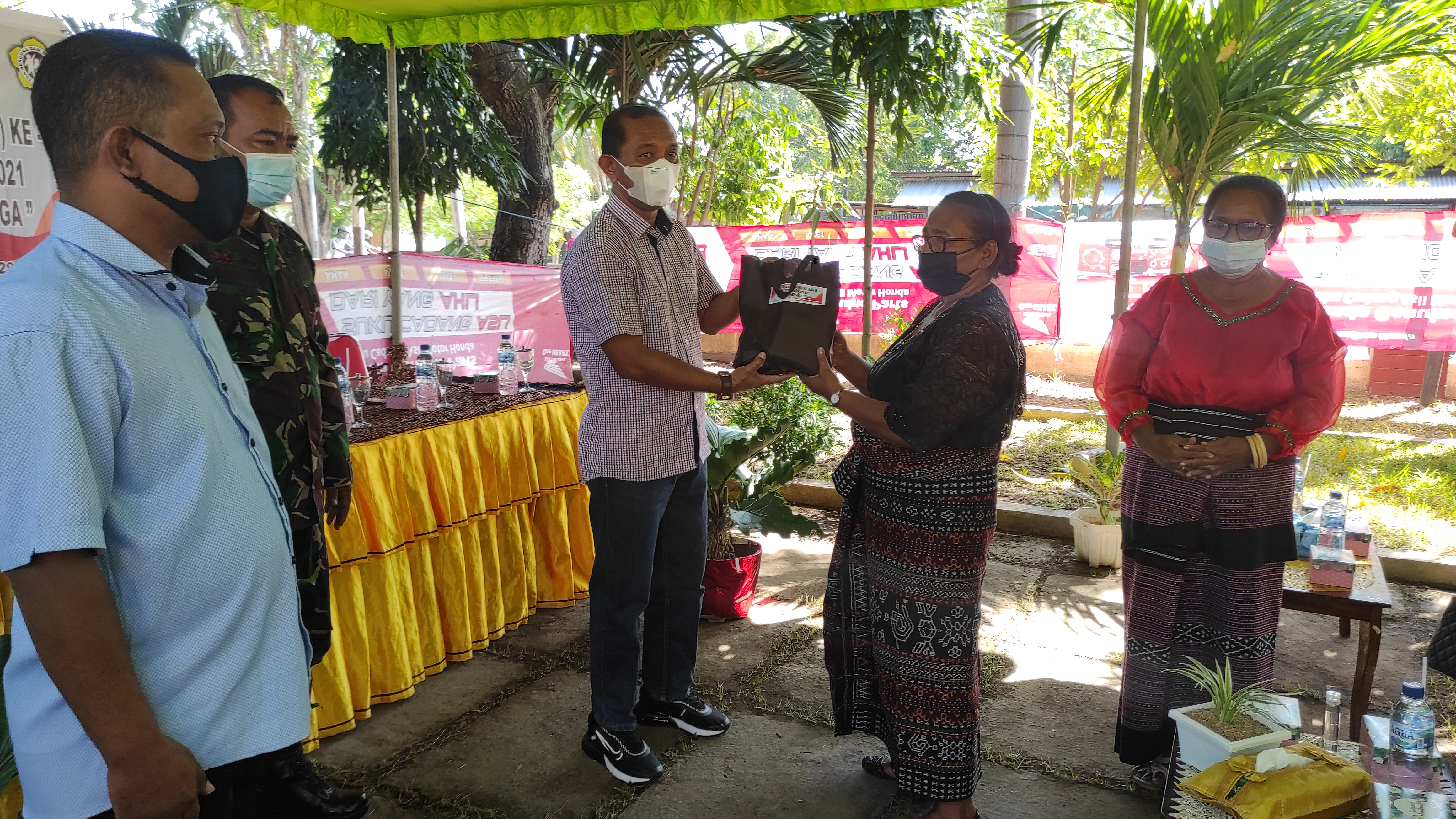Sekda Sikka Alvian Parera serahkan bingkisan di Hari Lansia, di Kelurahan Kota Baru, Kecamatan Alok Timur, Sabtu (29/5).