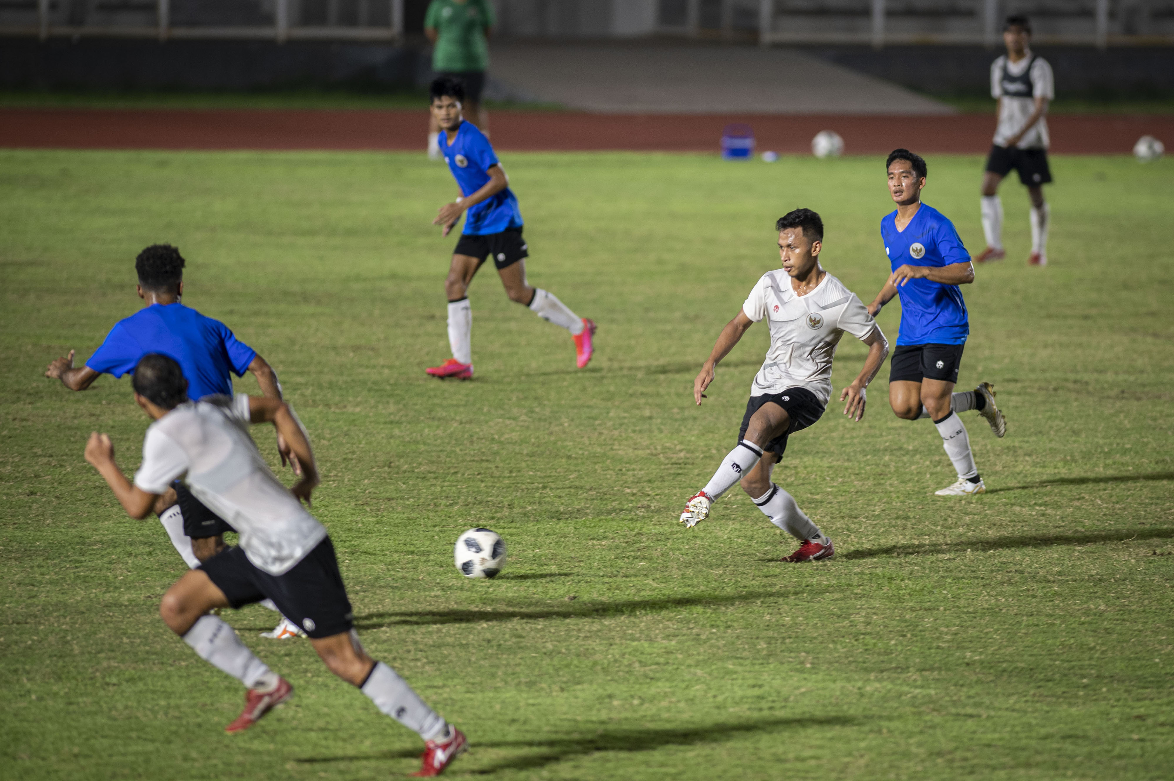 Laga internal timnas Indonesia, Selasa (11/2) malam, di Stadion GBK.