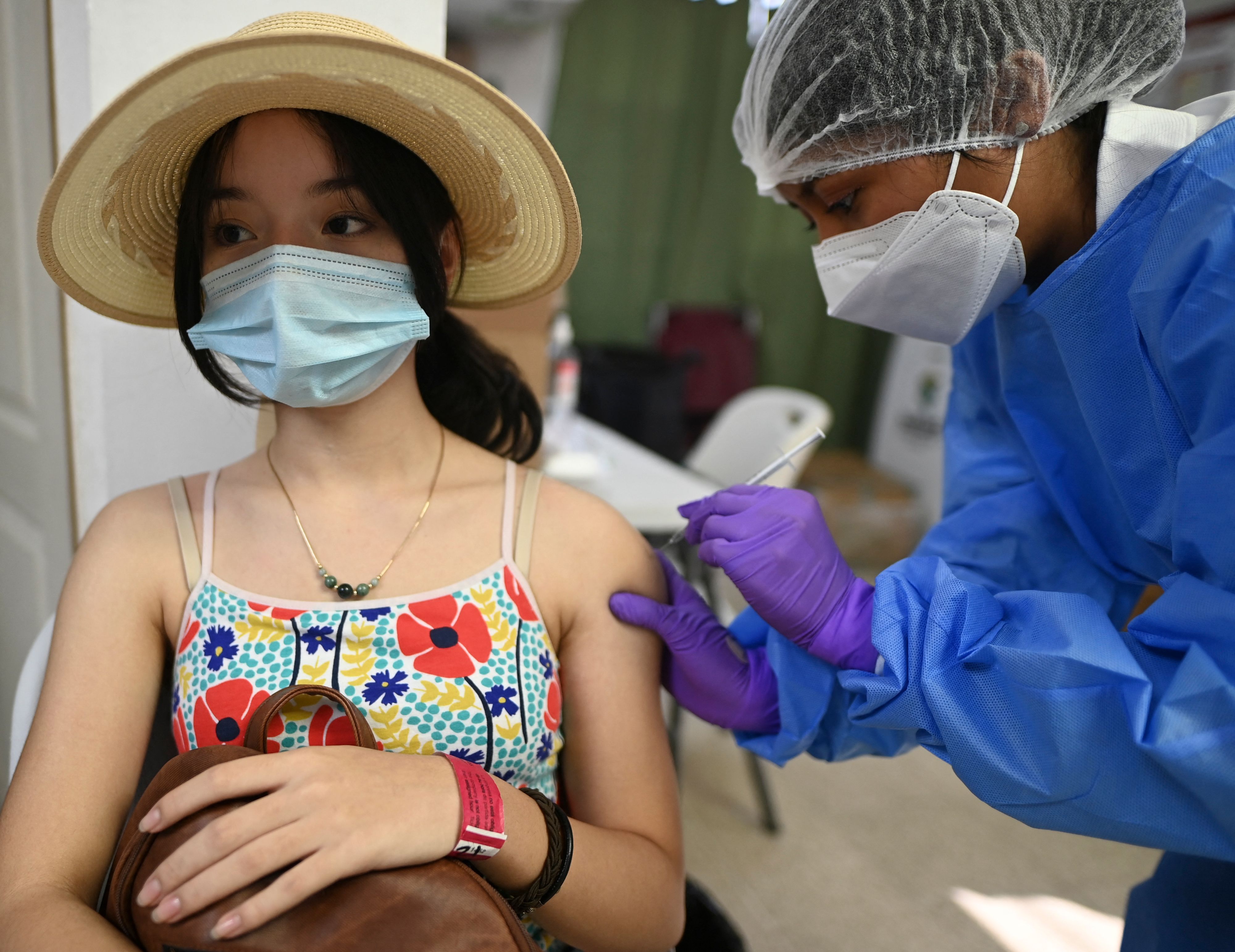 Warga mendapatkan suntikan vaksin covid-19 di Pulau Taboga, Panama.