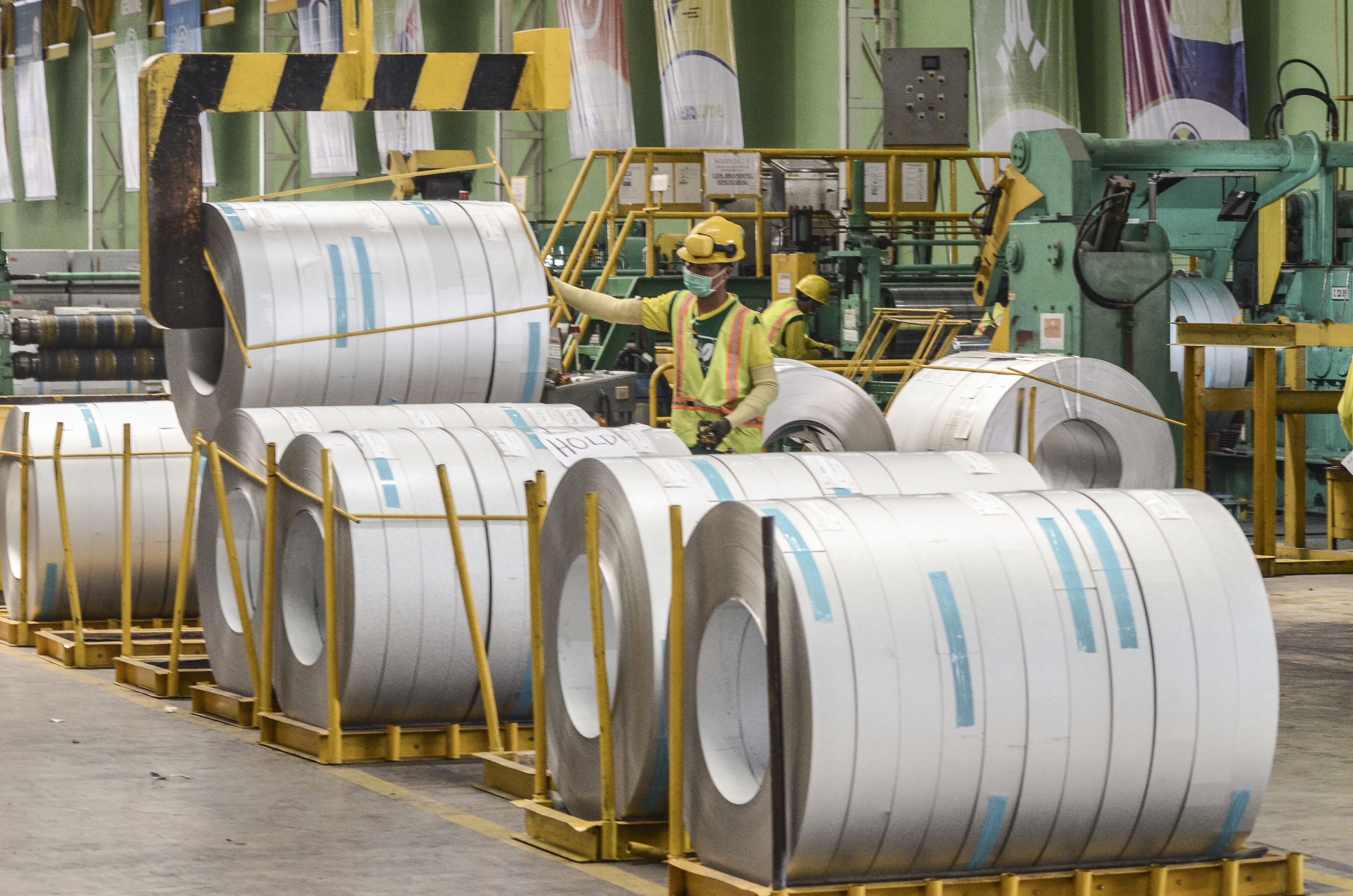 Industri baja nasional berharap pemerintah melindungi produksi dalam negeri dari serbuan bajam impor.