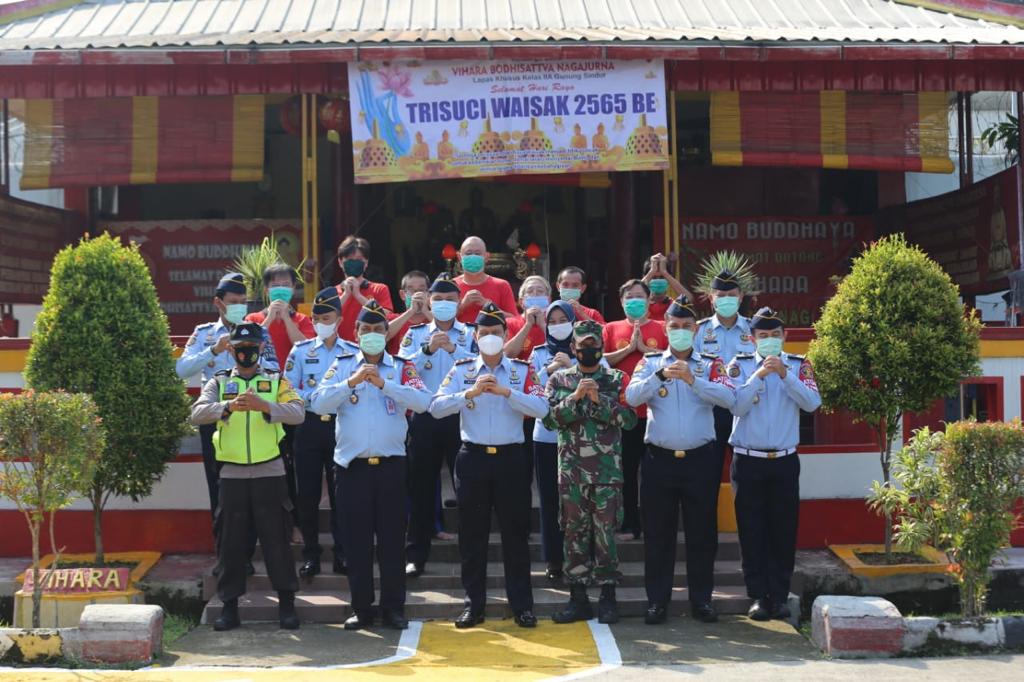 Pejabat Dirjen Pemasyarakatan Kemenkumhan berpose dengan para narapidana yang menerima remisi Waisak.