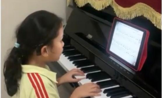 Beatricx Purba saat memainkan piano