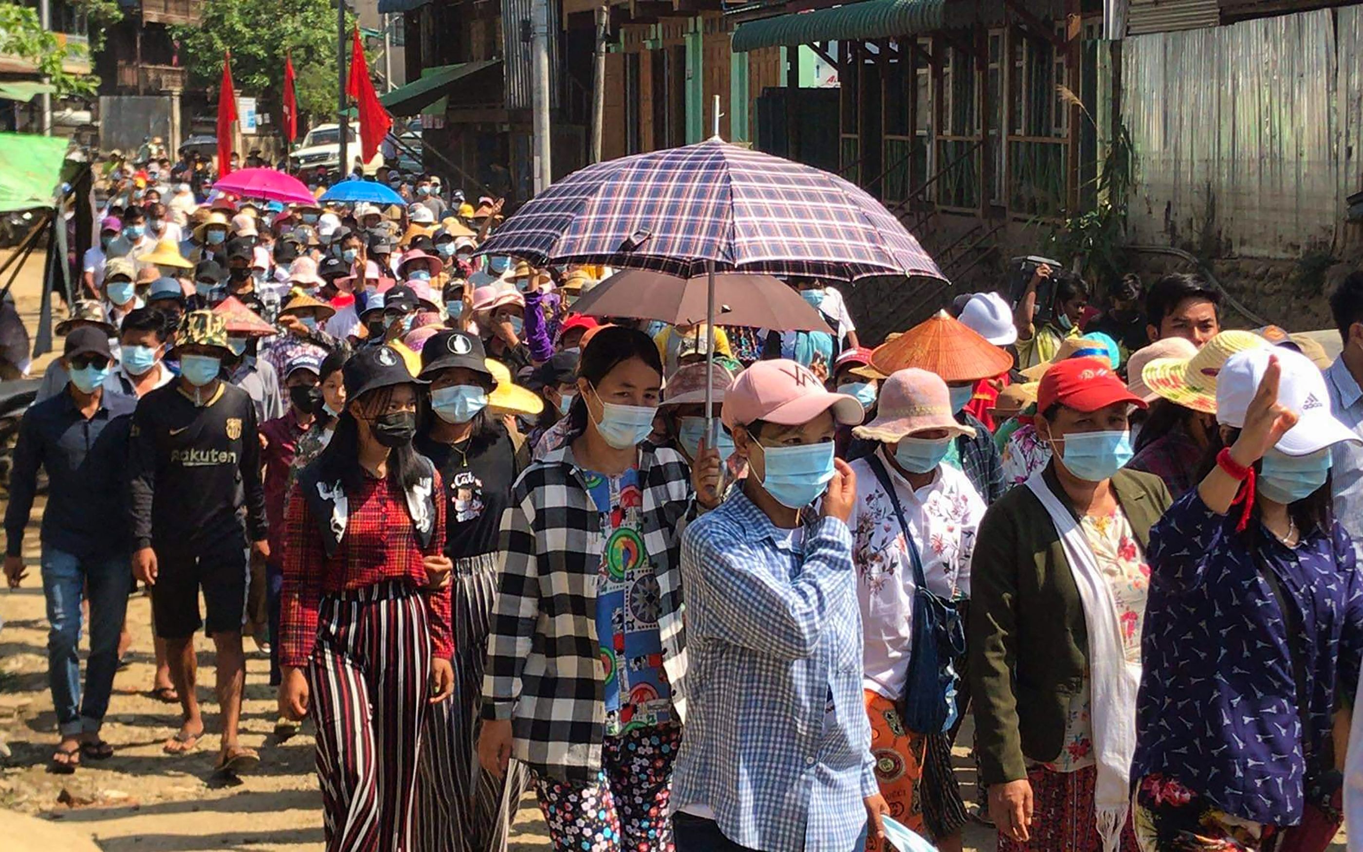 Demonstran memberikan dukungan untuk Mindat