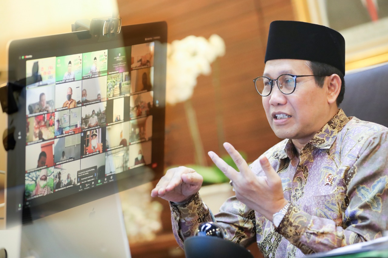 Menteri Desa, PDT dan Transmigrasi, Abdul Halim Iskandar melakukan halal bihalal virtual bersama sejumlah pengurus desa wisata di Indonesia.