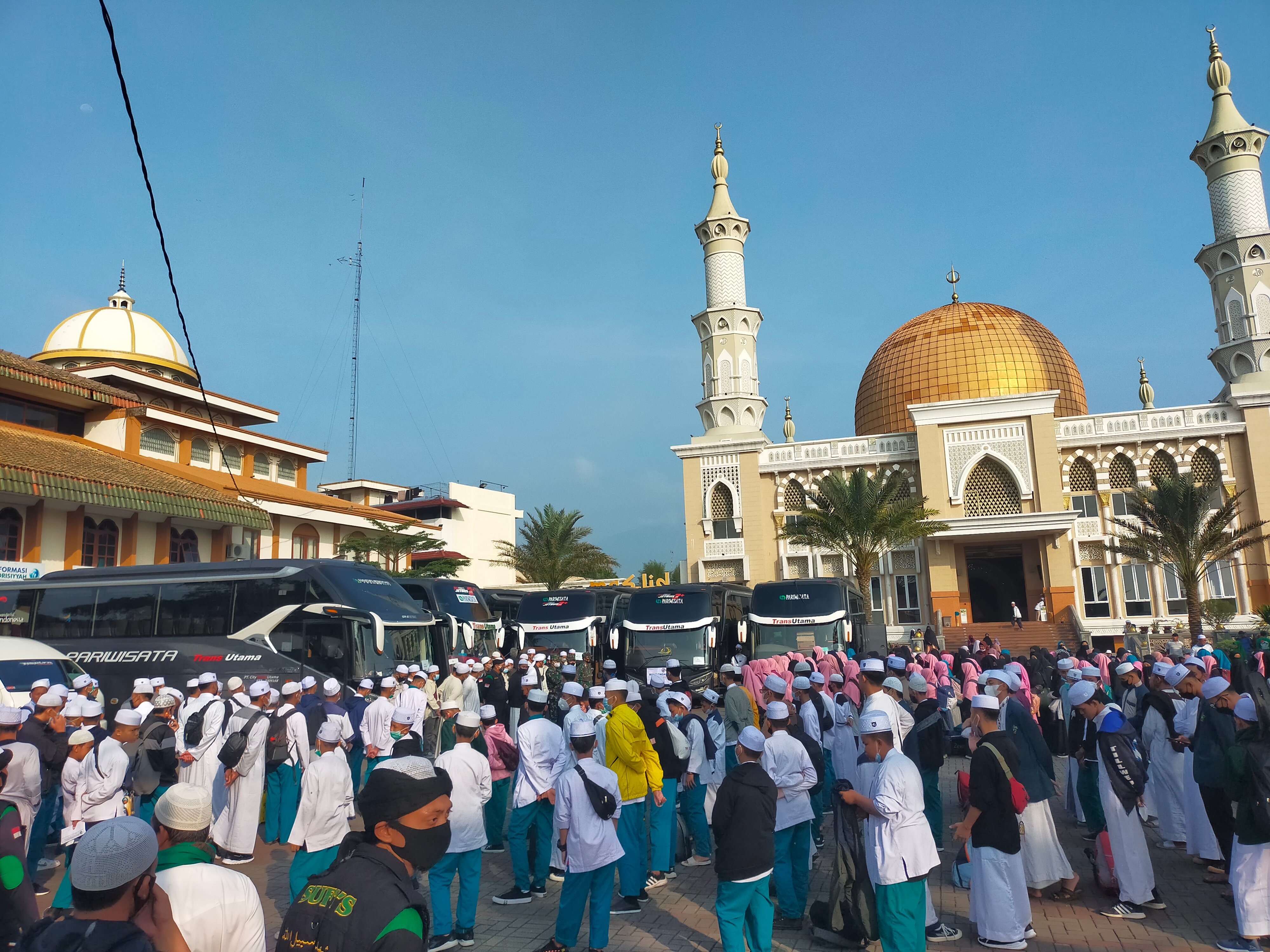 Ribuan santri Pondok Pesantren Idrisiyyah di Tasikmalaya, dipulangkan menggunakan bus dan kendaraan lainnya ke berbagai daerah.