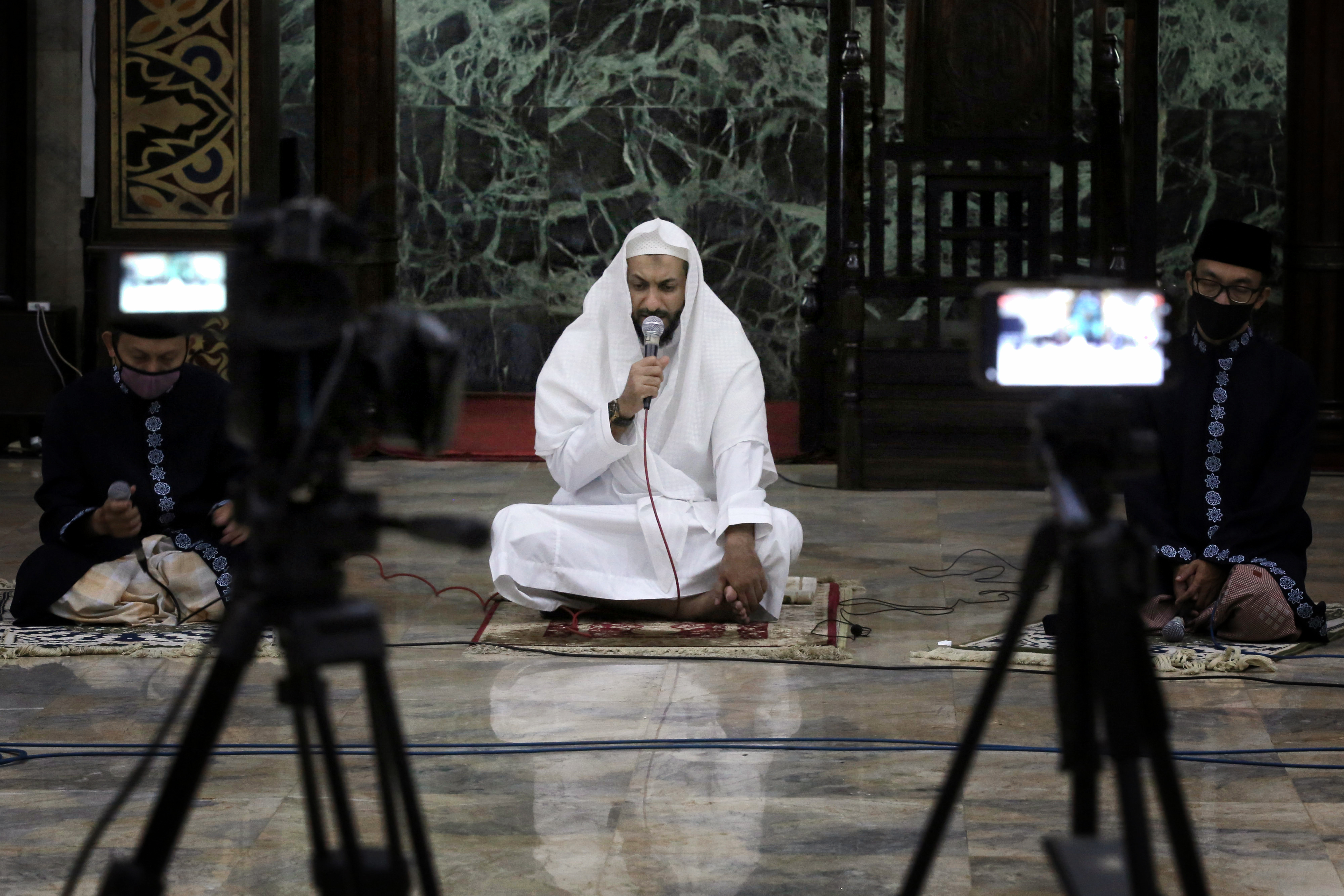  Takmir masjid melantunkan takbir secara virtual jelang hari Raya Idul Fitri 1441 H di Masjid Sunda Kelapa, Jakarta, Sabtu (23/5/2020)
