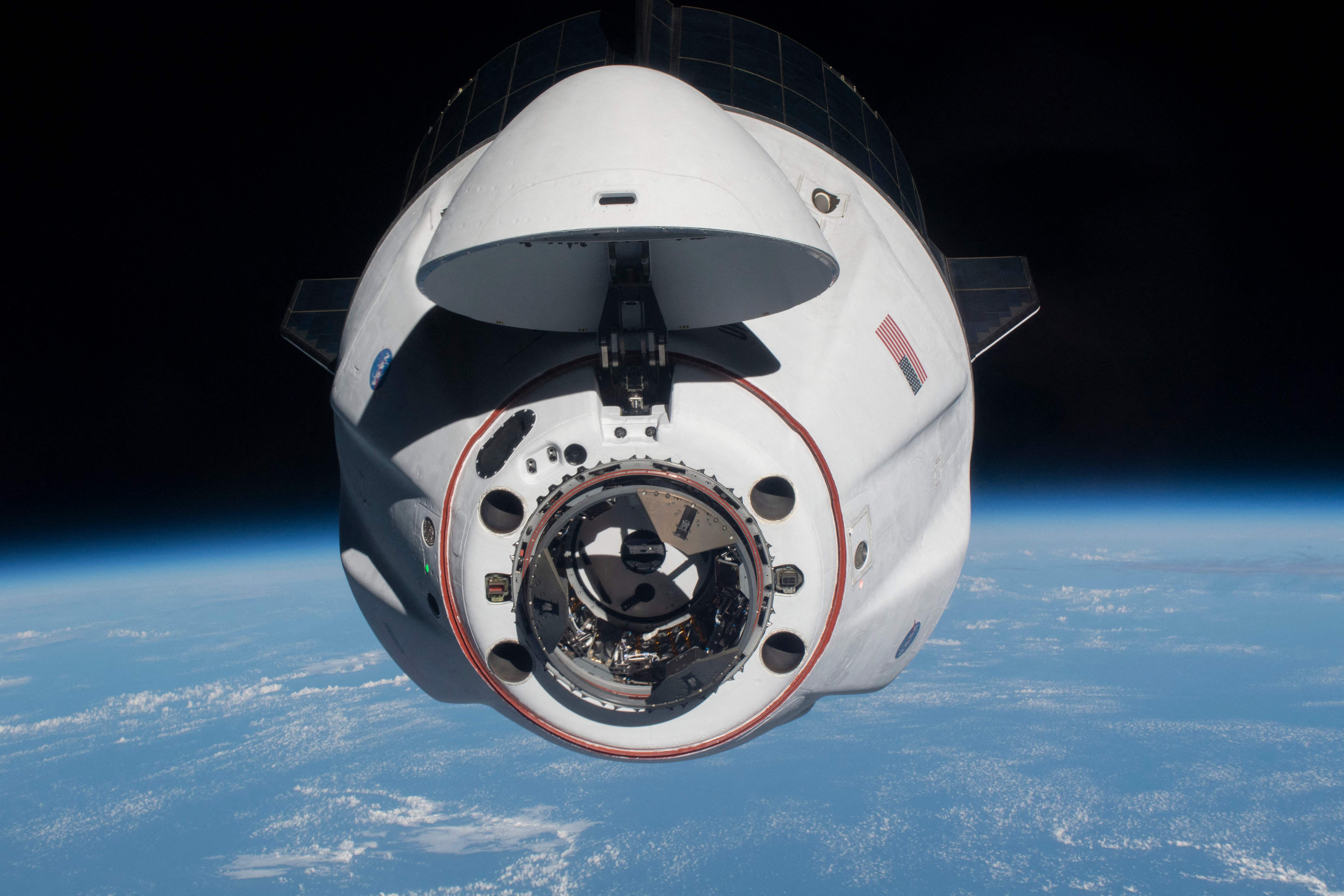 Kapsul Dragon milik SpaceX yang membawa pulang astronaut dari ISS.