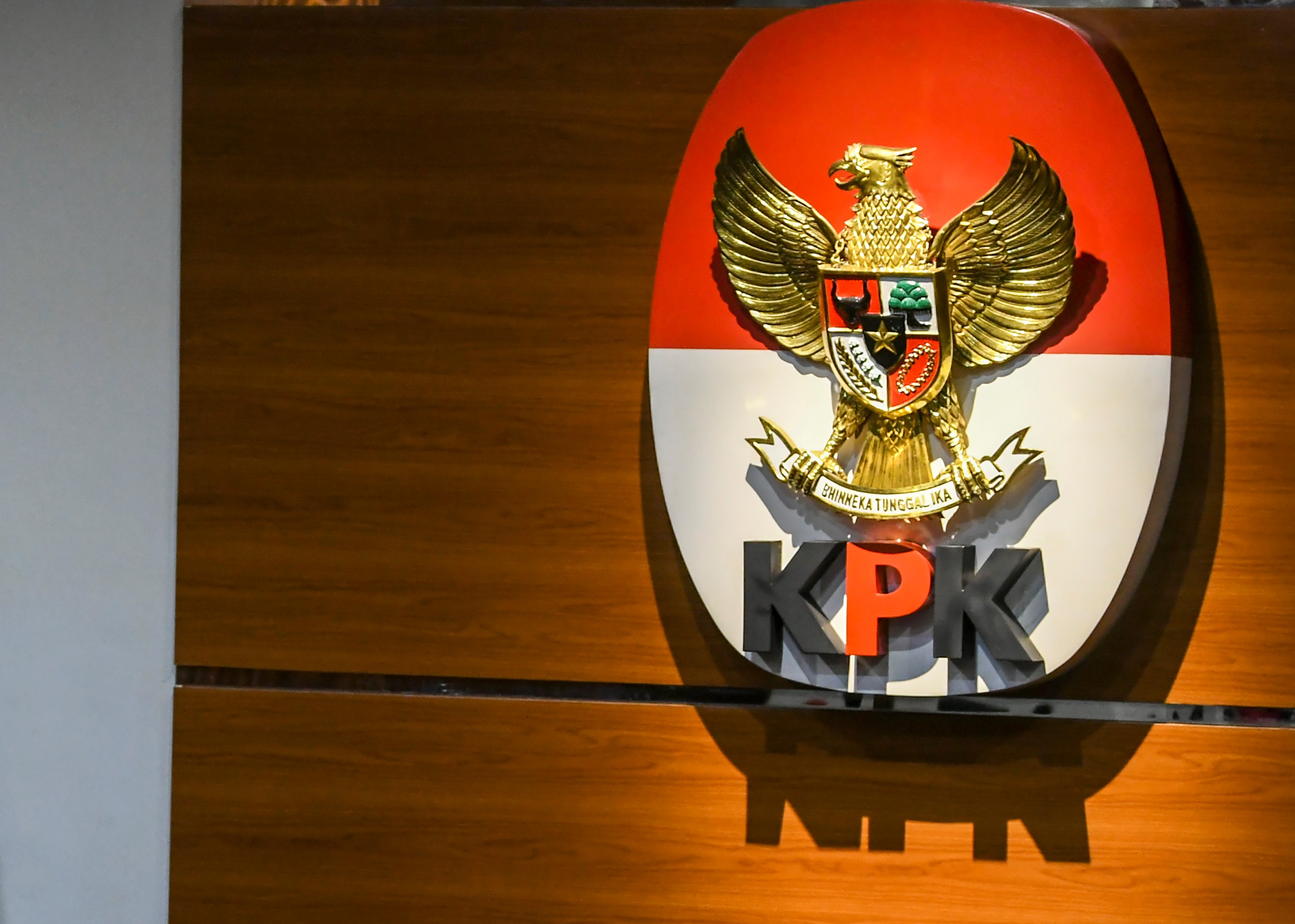 Logo KPK yang terpasang di dalam gedung.
