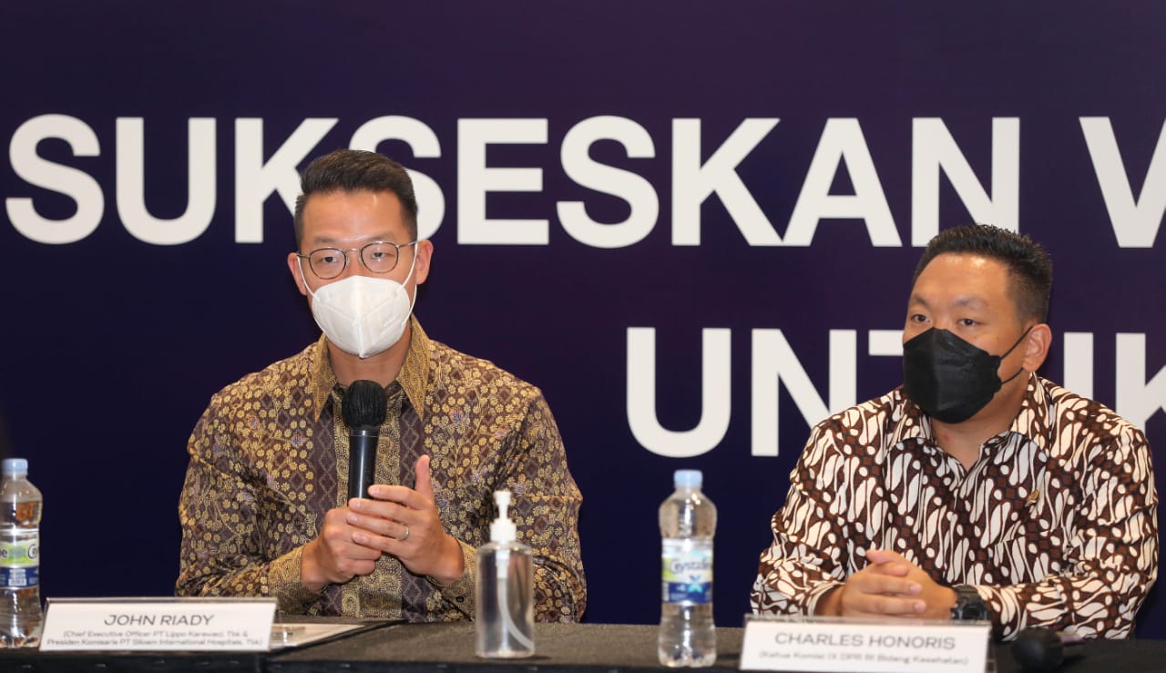 John Riady, CEO PT. Lippo Karawaci Tbk (kiri) saat memberikan sambutan pada peresmian vaksinasi gotong royong.