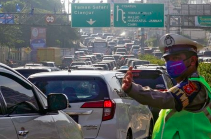 Kepadatan kendaraan menuju jalur wisata Puncak, Gadog, Kabupaten Bogor, Jawa Barat, kemarin.  Sumber: https://mediaindonesia.com/humaniora/3