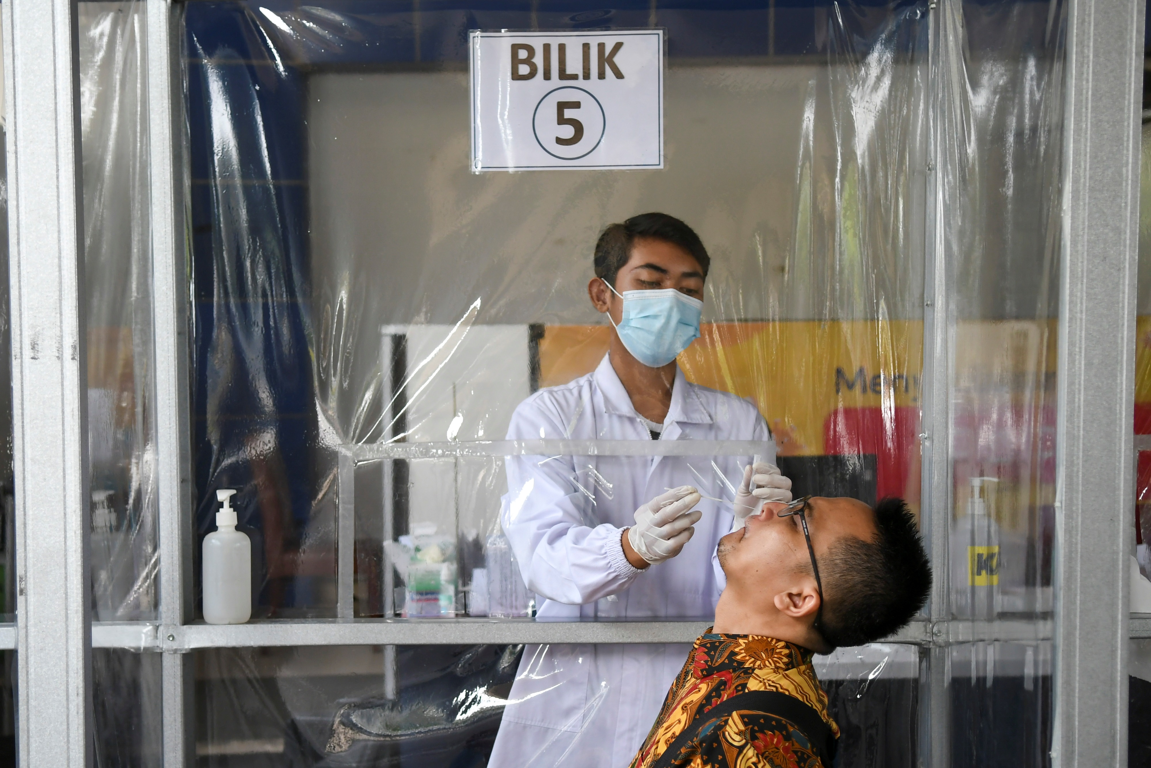 Calon penumpang mengikuti layanan pemeriksaan tes GeNose C19 di Stasiun Gambir, Jakarta, Senin (3/5).