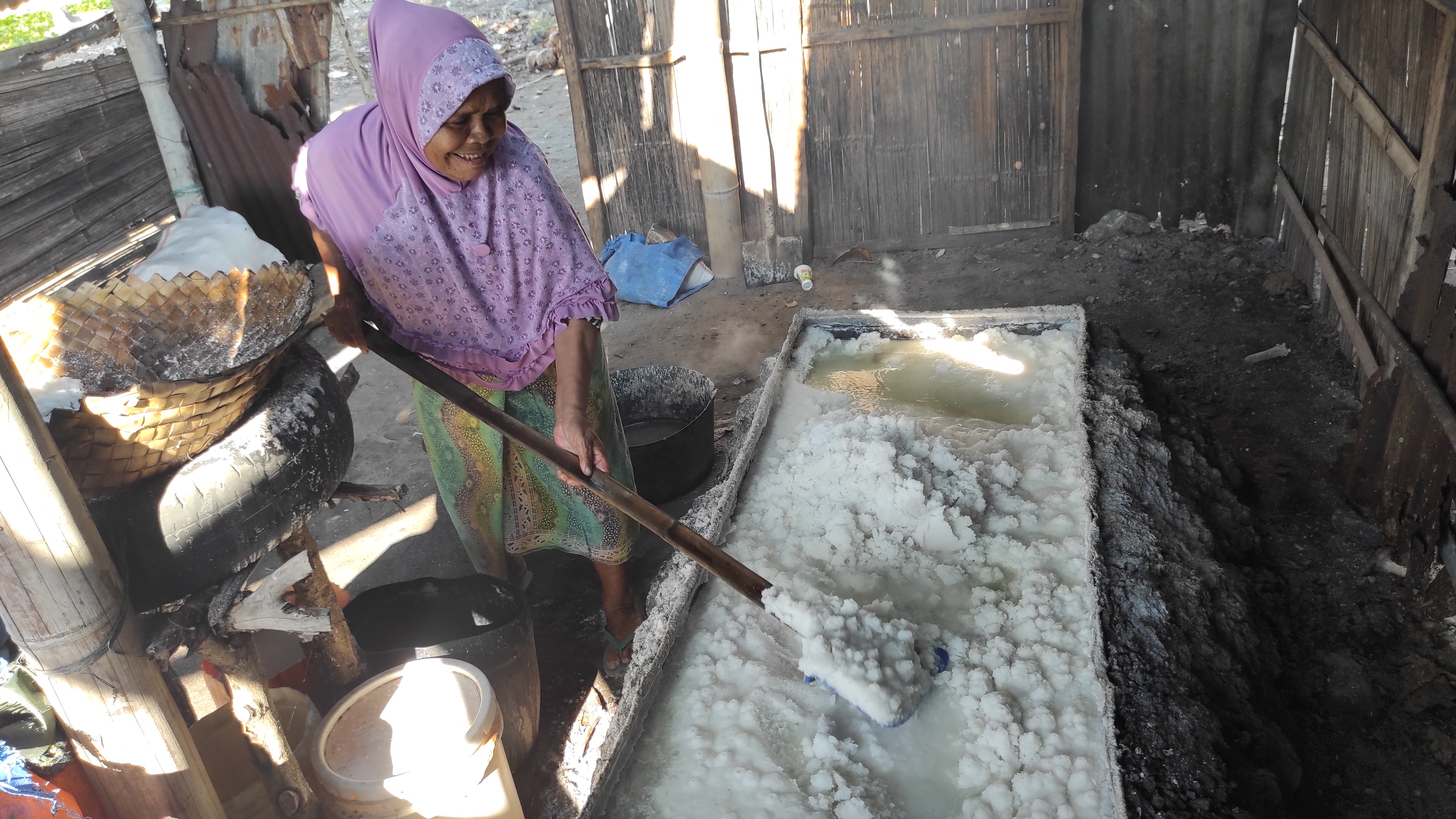 Haije, lansia sedang mengolah pembuatan garam untuk kebutuhan warga Kabupaten Sikka, NTT, Rabu (26/5)