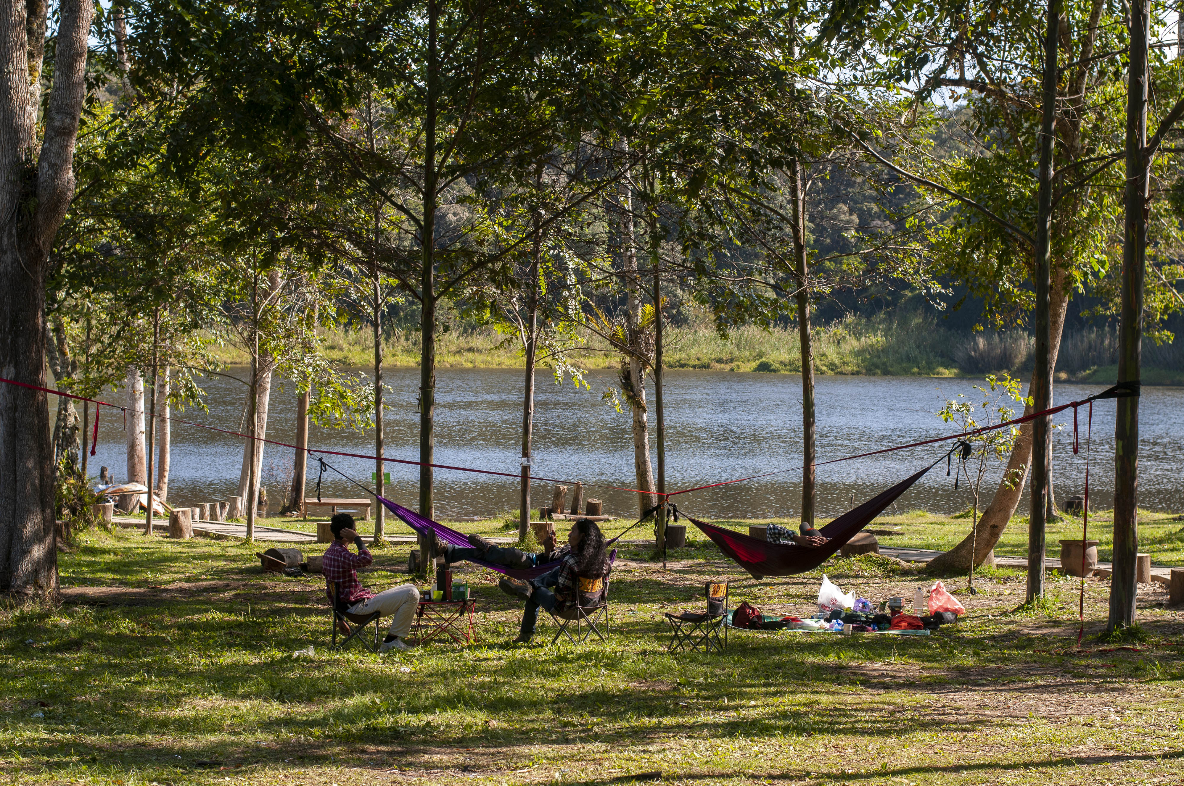 Sejumlah warga bersantai di pinggir Danau Tambing, Desa Sedoa, Lore Utara, Poso, Sulawesi Tengah.