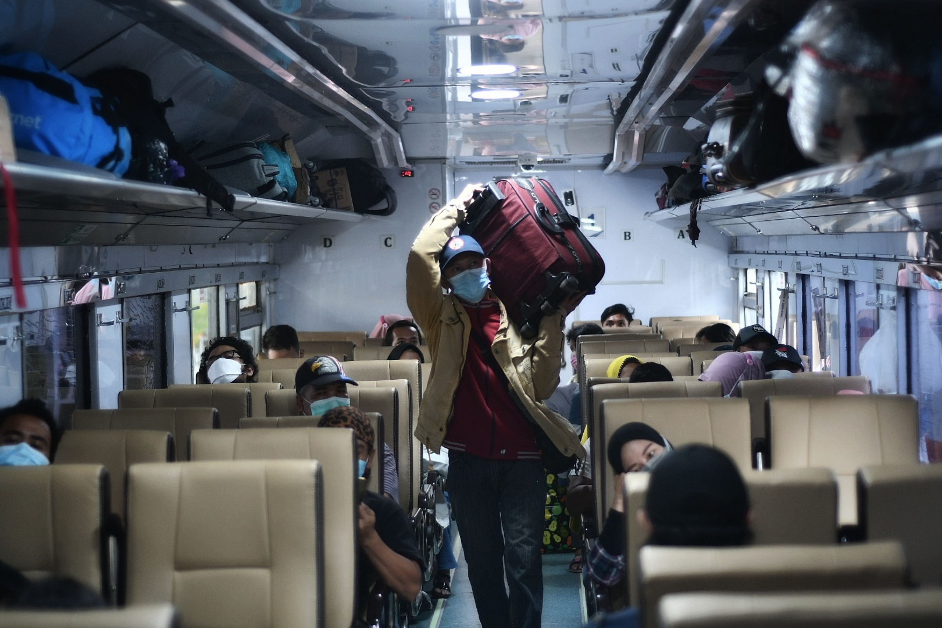 Sejumlah penumpang mulai menaiki KA Brantas di Stasiun Pasar Senen, Jakarta, Rabu (5/5)