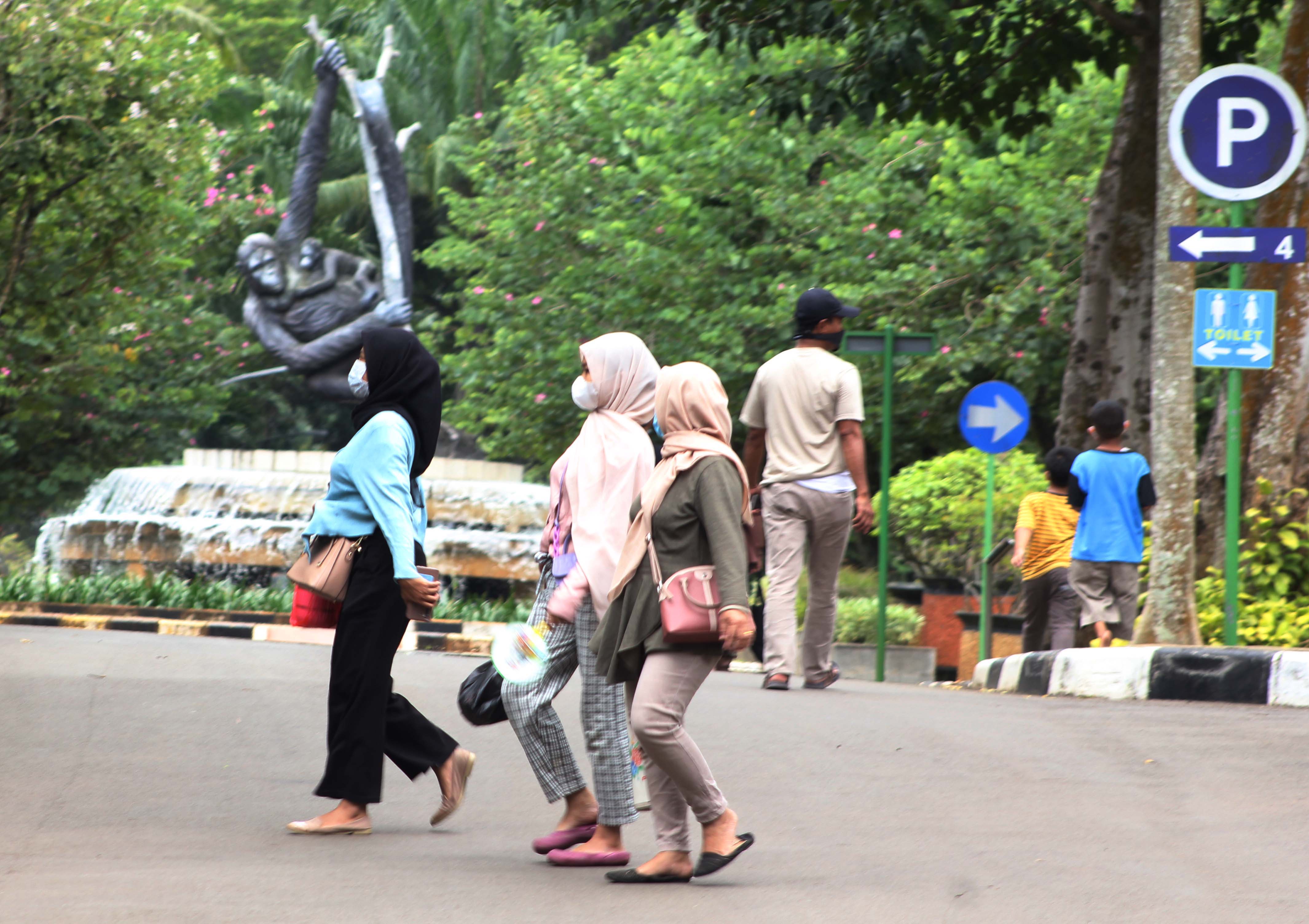 Para pengunjung menikmati fasilitas yang ada di Taman Margasatwa Ragunan di Jakarta. 