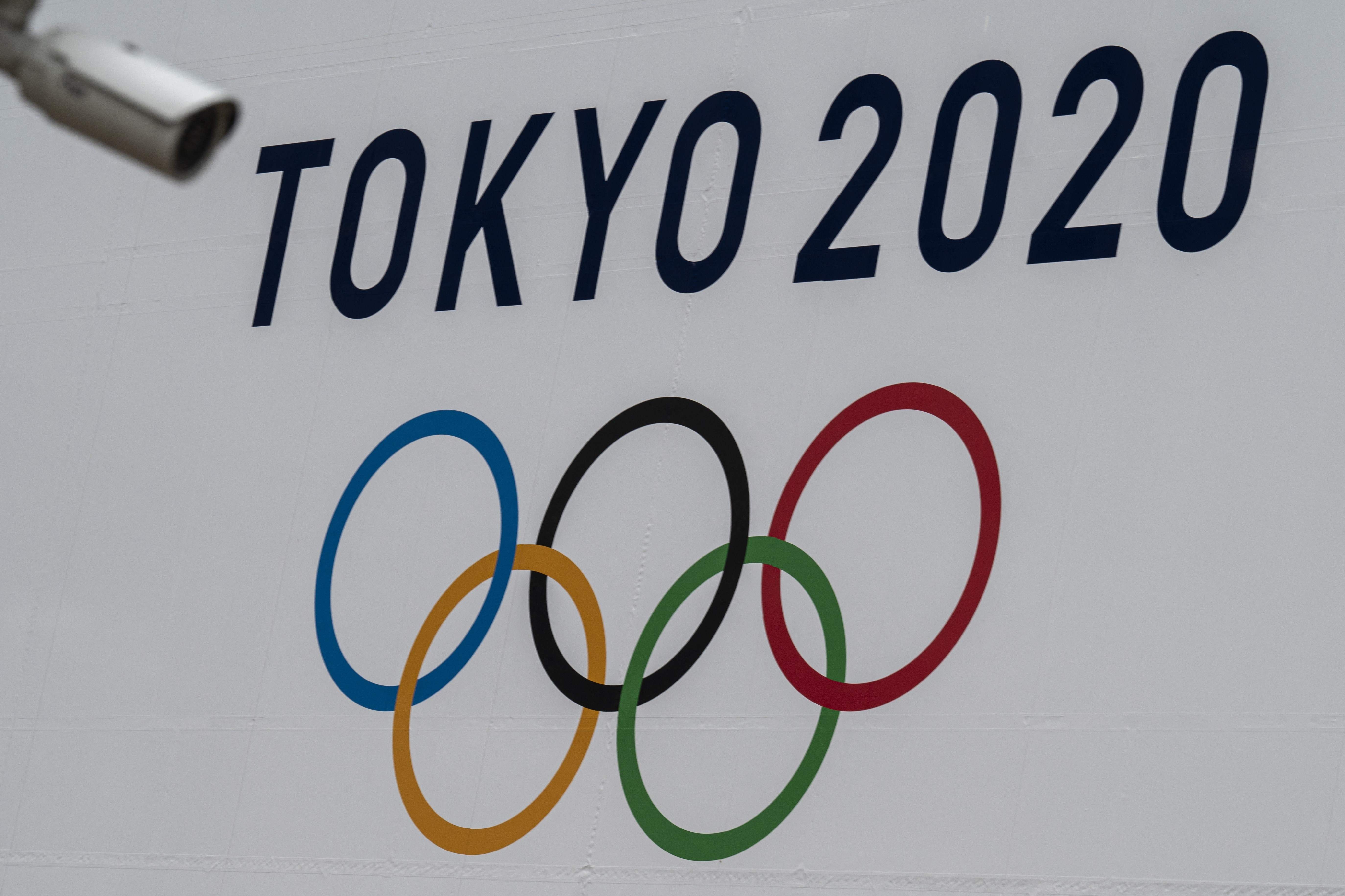 Spanduk yang menampilkan lolo Olimpiade 2020 terlihat di Tokyo, Jepang.