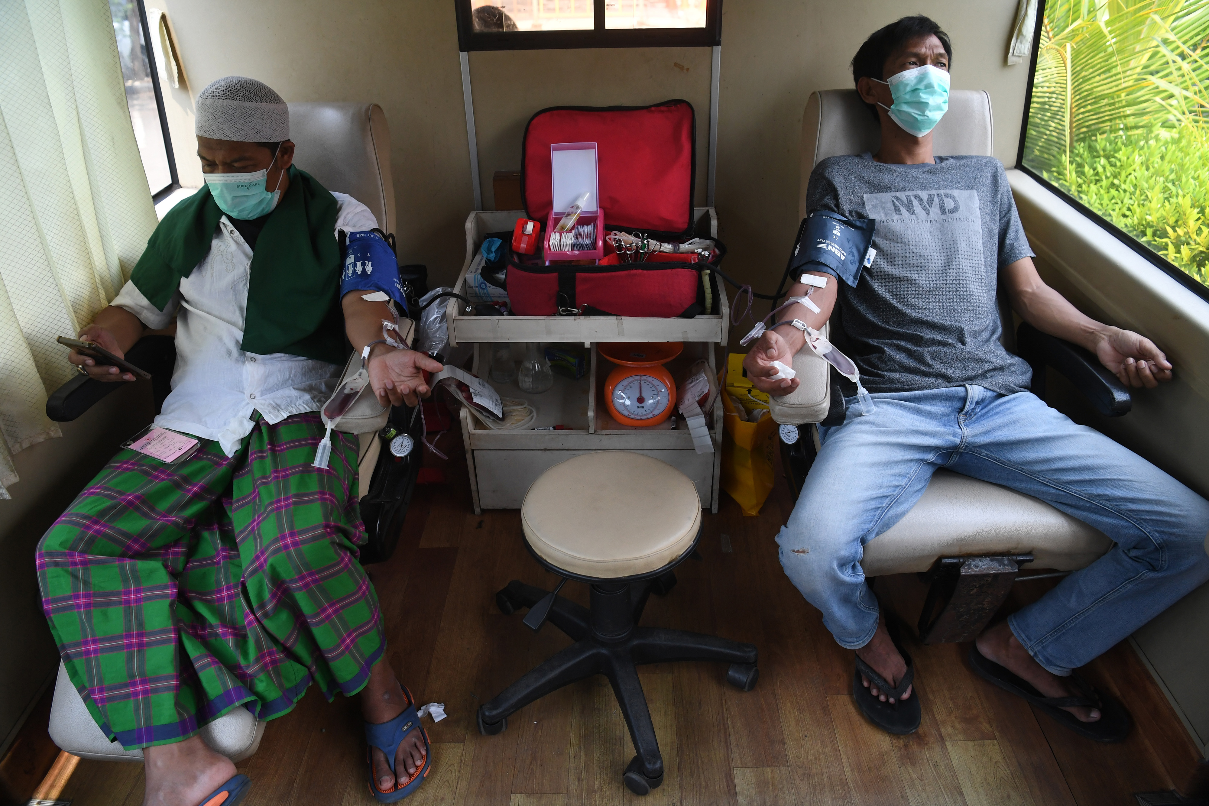 Ilustrasi--Warga mendonorkan darahnya di mobil donor darah PMI di kompleks Masjid Raya Al-Musyawarah, Kelapa Gading, Jakarta Utara.